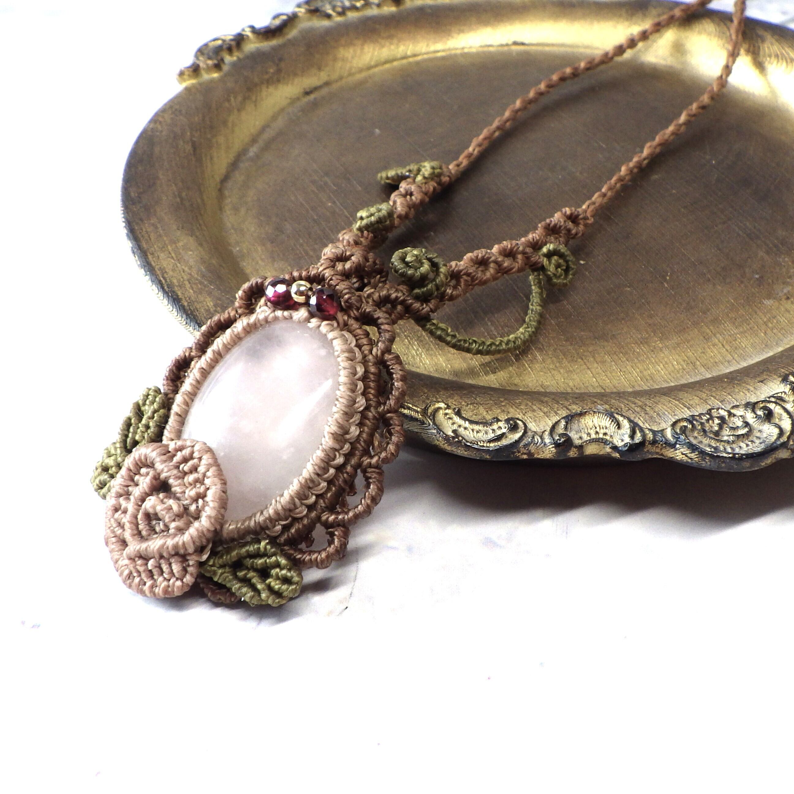 ローズクォーツの「薔薇一輪」マクラメネックレス | kohinasaku