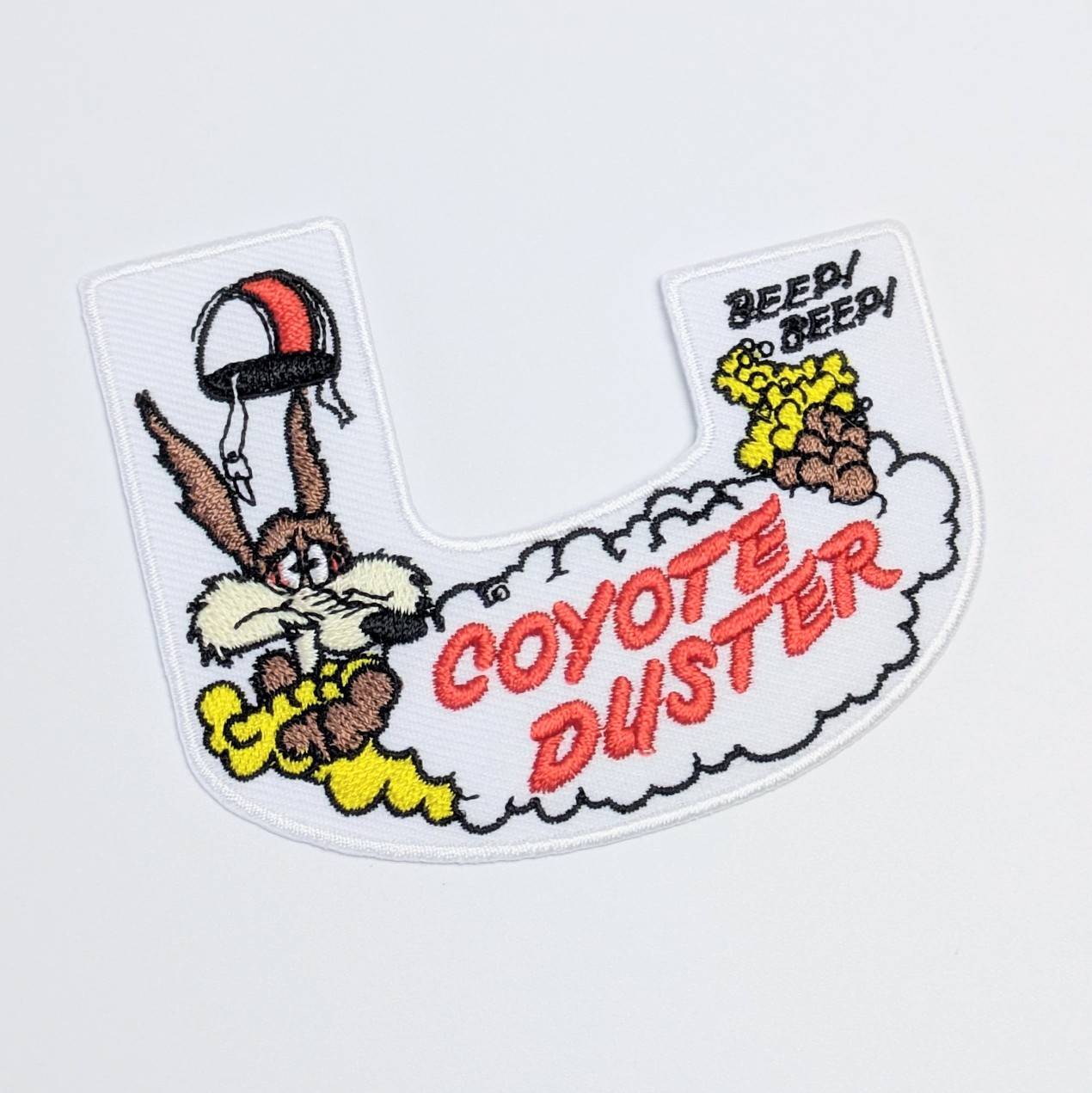 送料無料！ ★刺繍アイロンワッペン★【 Looney Tunes / ルーニーテューンズ 】 ワイリーコヨーテ  “ COYOTE DUSTER ”〚アメリカン雑貨 アメトイ〛