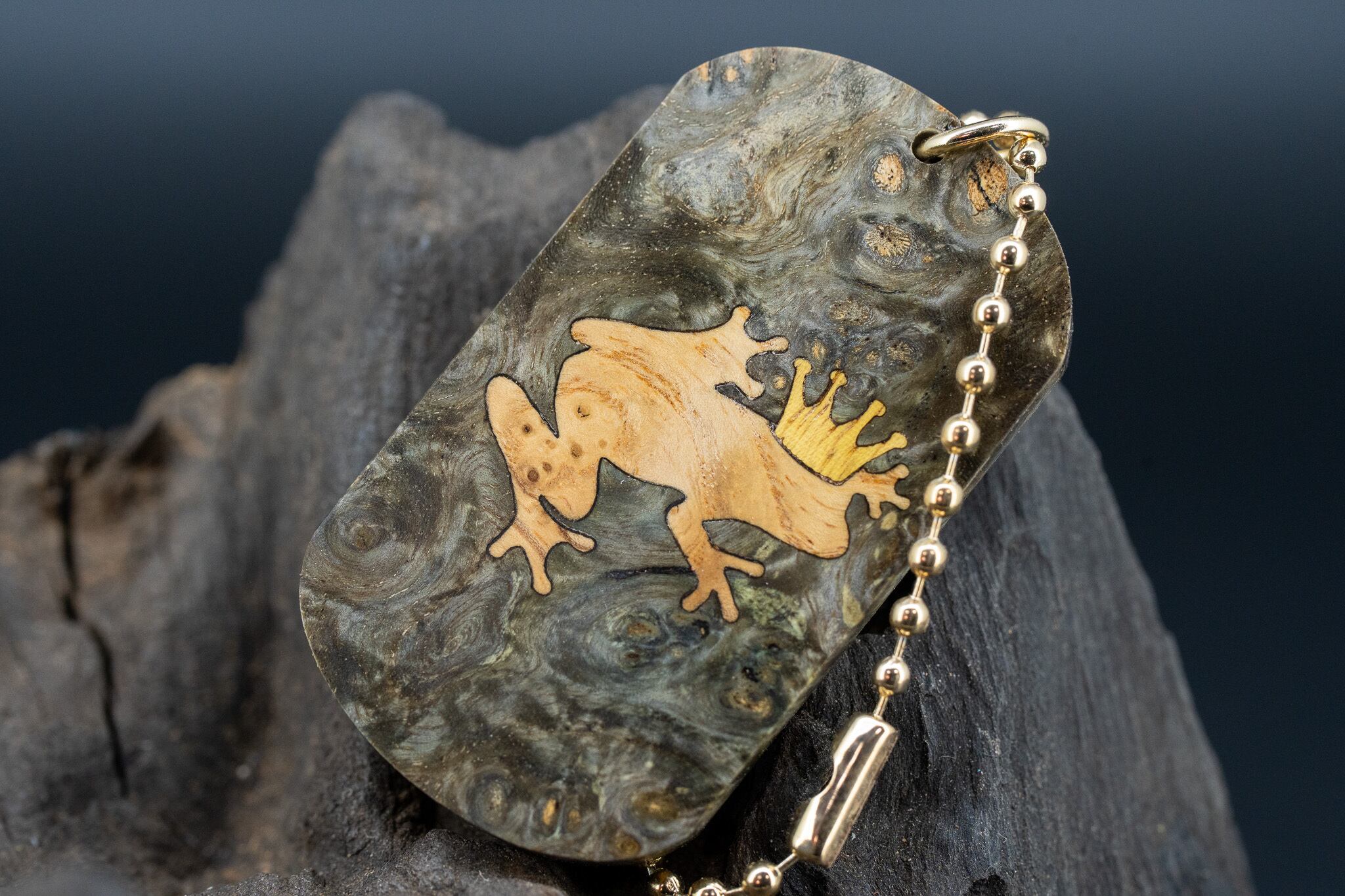 【カナダの象徴】ハードメープル瘤 スタビライズウッド ドッグタグ 象嵌 カエルの王様