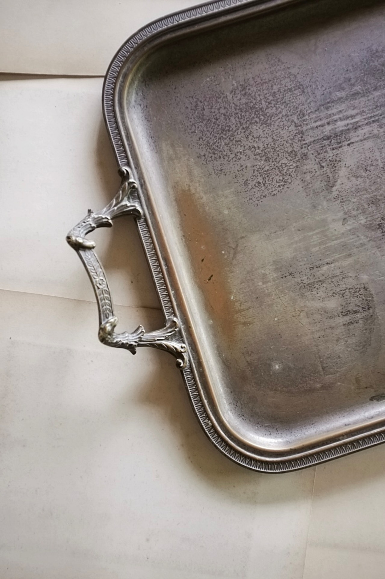 フランス 19世紀 ５５c 四人の沈黙の山羊と中世的銀製とても大きなトレイ アンティーク