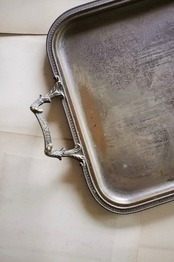 フランス 19世紀 ５５c 四人の沈黙の山羊と中世的銀製とても大きなトレイ アンティーク