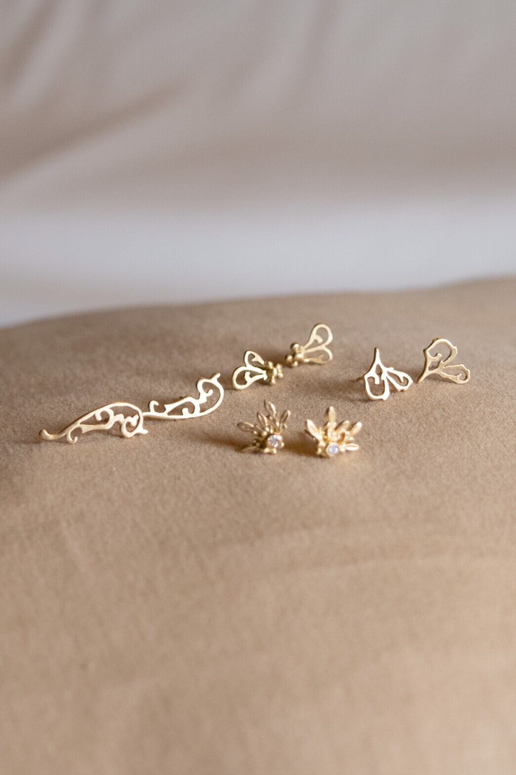 K18 Arabesque Leaf Studs Earrings - Futabami 18金アラベスクリーフ