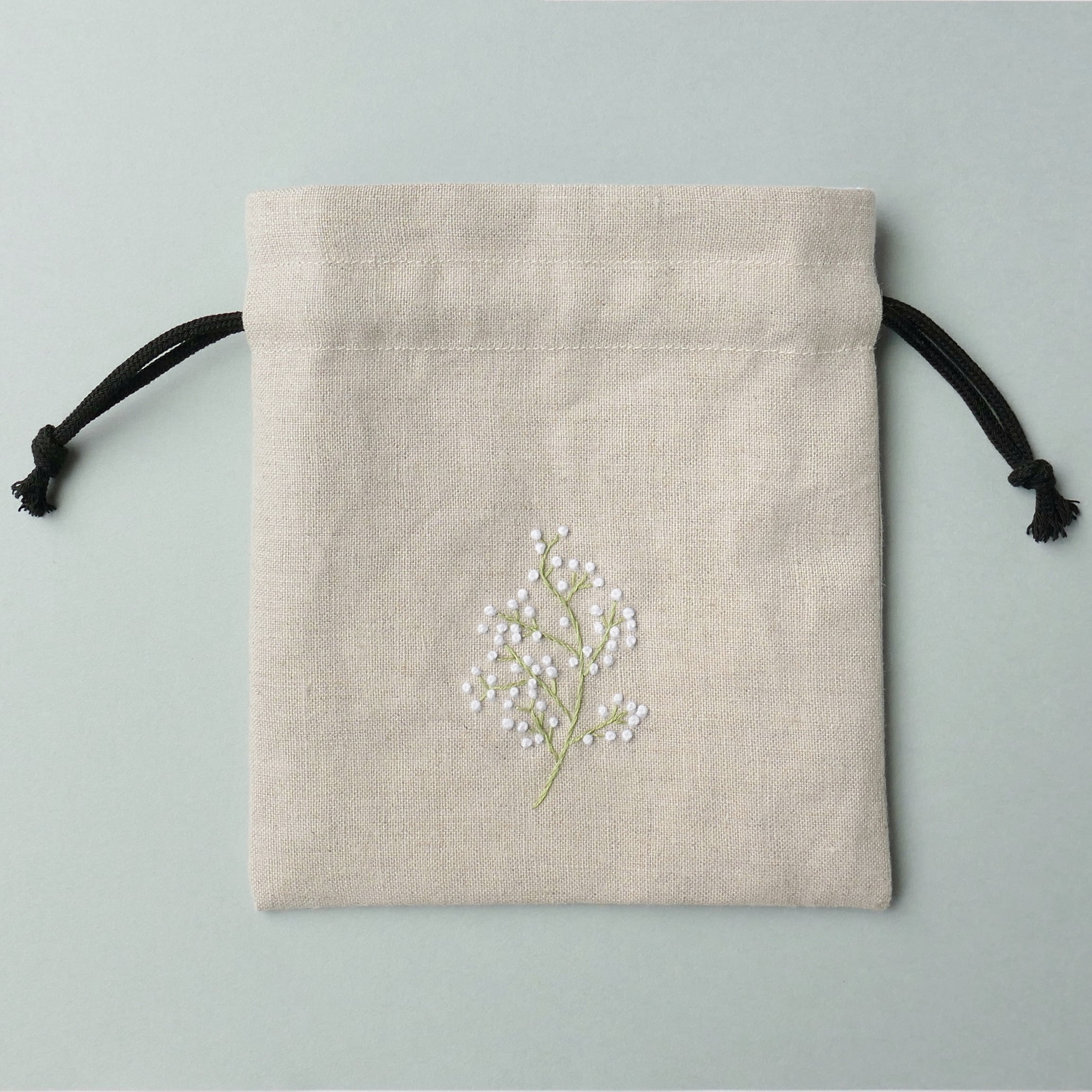 手刺繍まぁるい巾着ポーチ ハーフリネン 和柄 すみれ 手刺繍まぁるい