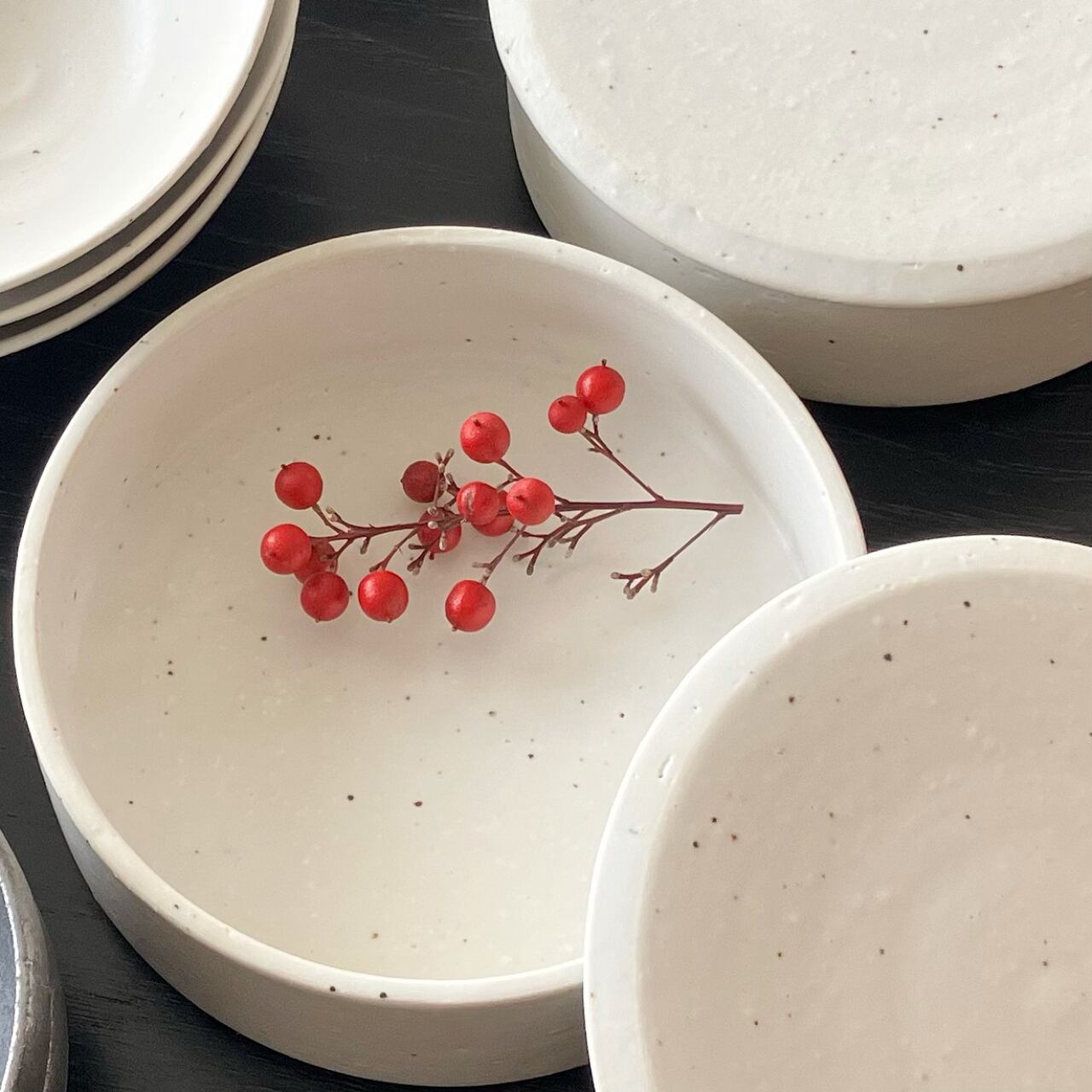 藤田千絵子　刷毛目25cmリムプレート4枚セット 藤田千絵子刷毛目25cmリムプレート4枚セット