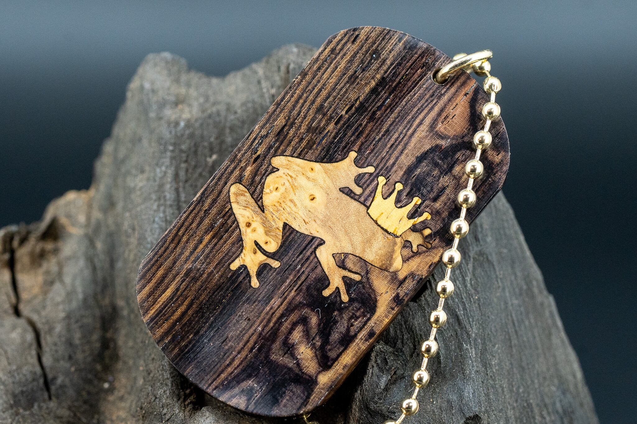 ※【 熱帯の黒き宝 】 ラオスブラック ドッグタグ 象嵌 カエルの王様