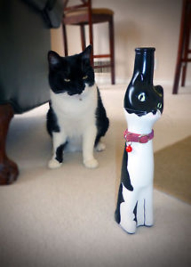 【送料無料】カスタムペイントボトルyour cat  custom painted upcycled cat figurine bottle decor
