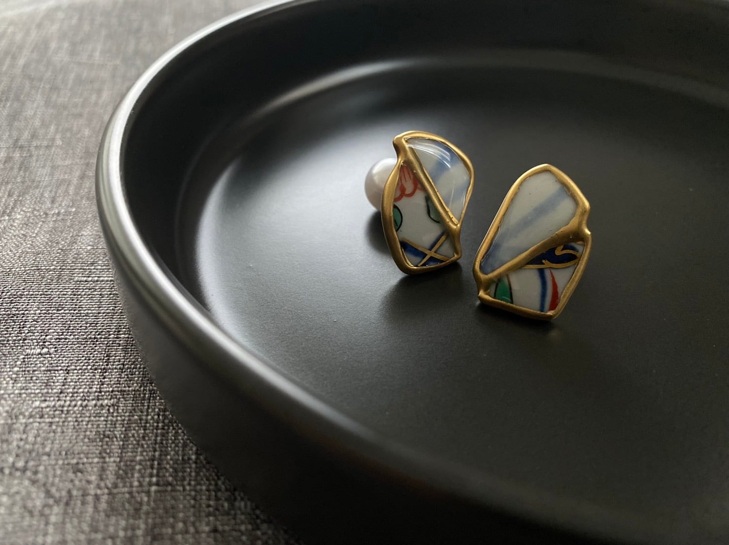 九谷焼上絵五彩と染付の陶片ピアス(金継ぎ青)