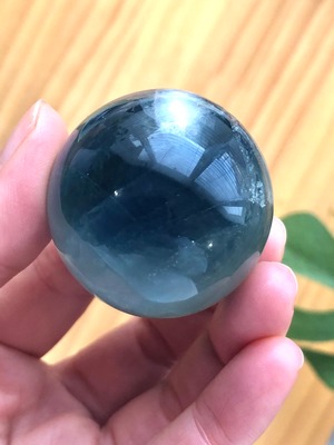 深い青空に一点の雲