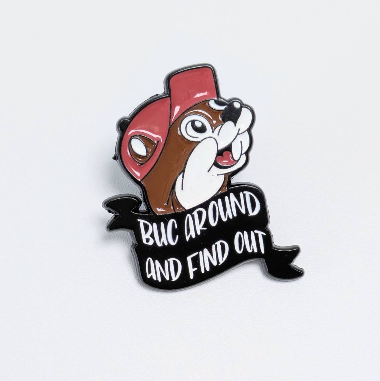送料無料！ ★ピンズ PINS★ピンバッジ  【 Buc-ee's（バッキーズ） 】 バッキー / ビーバー    〚アメリカン雑貨 アメトイ〛