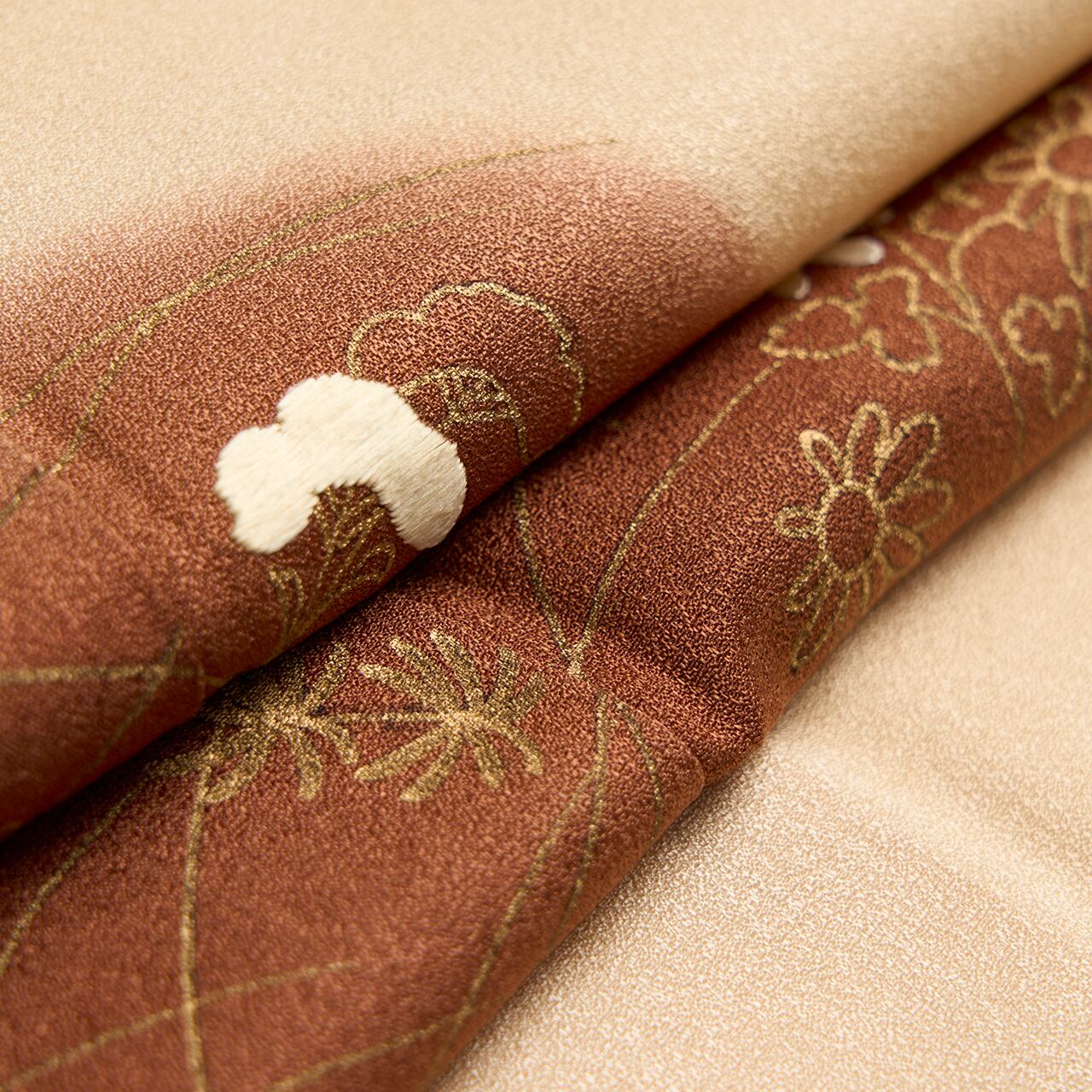 京都に志田 エ霞に秋草の模様 手描きに刺繍附下 袷着物【中古】 | かわの屋