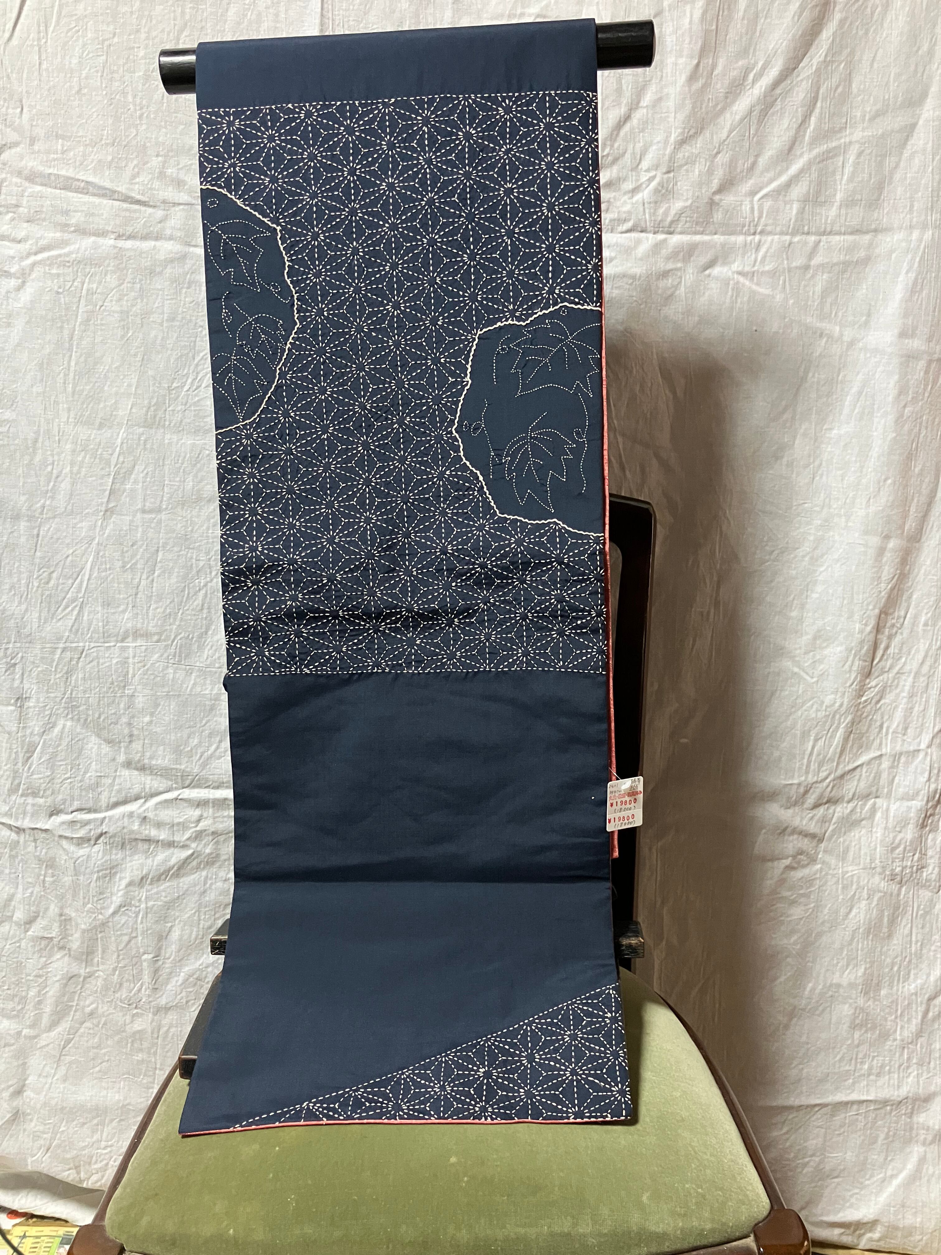 紬名古屋帯（紺地刺子刺繍の麻の葉とぶどうの葉）