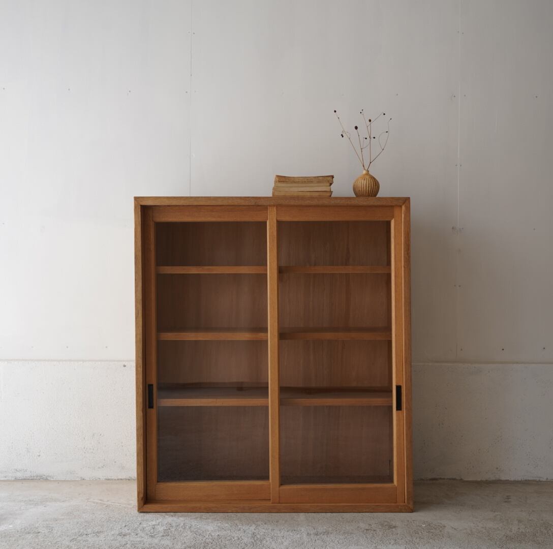 ガラス引き戸のキャビネット