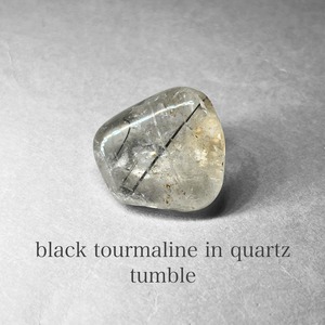 black tourmaline in quartz tumble / ブラックトルマリンインクォーツタンブル F ( レインボーあり・ライモナイト入り )