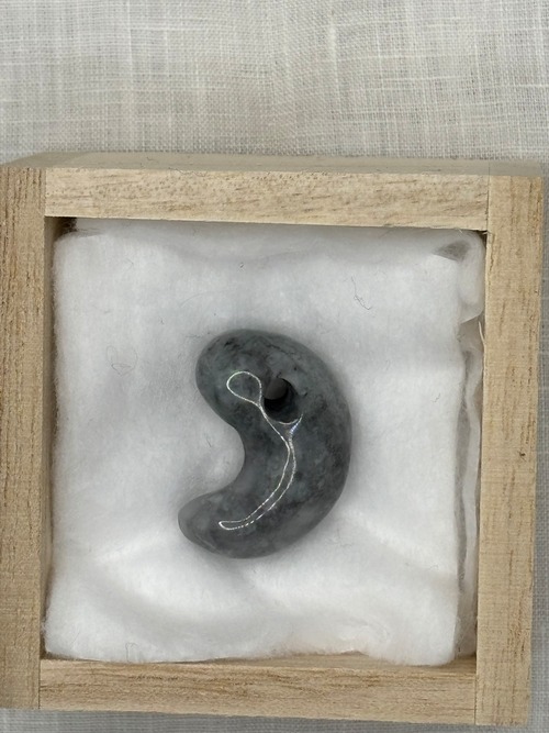 糸魚川翡翠　〜勾玉〜　上品なグレー　　（IM -0036）・画像7