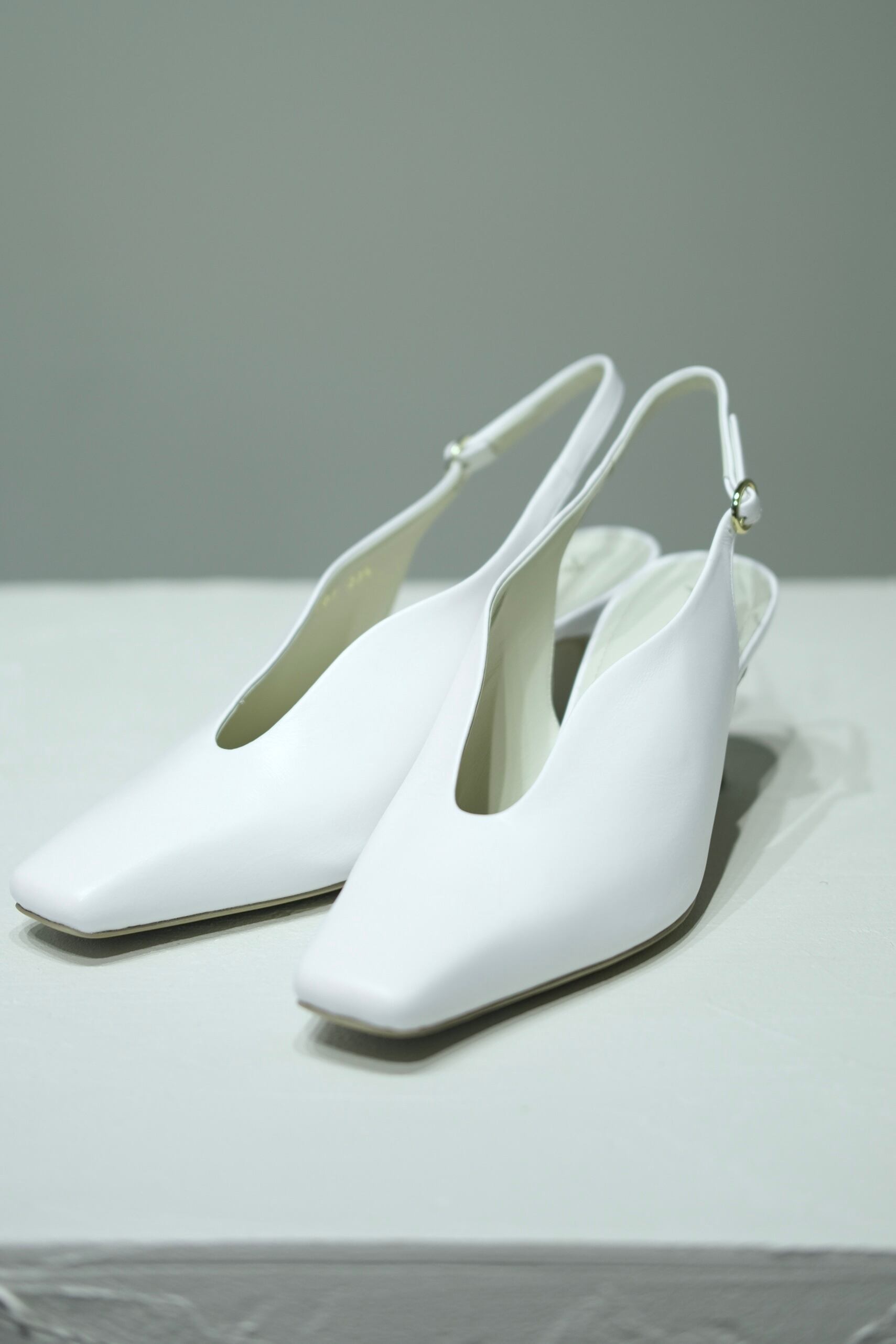 【Mame Kurogouchi】Curved Line Sling Back Heels - white