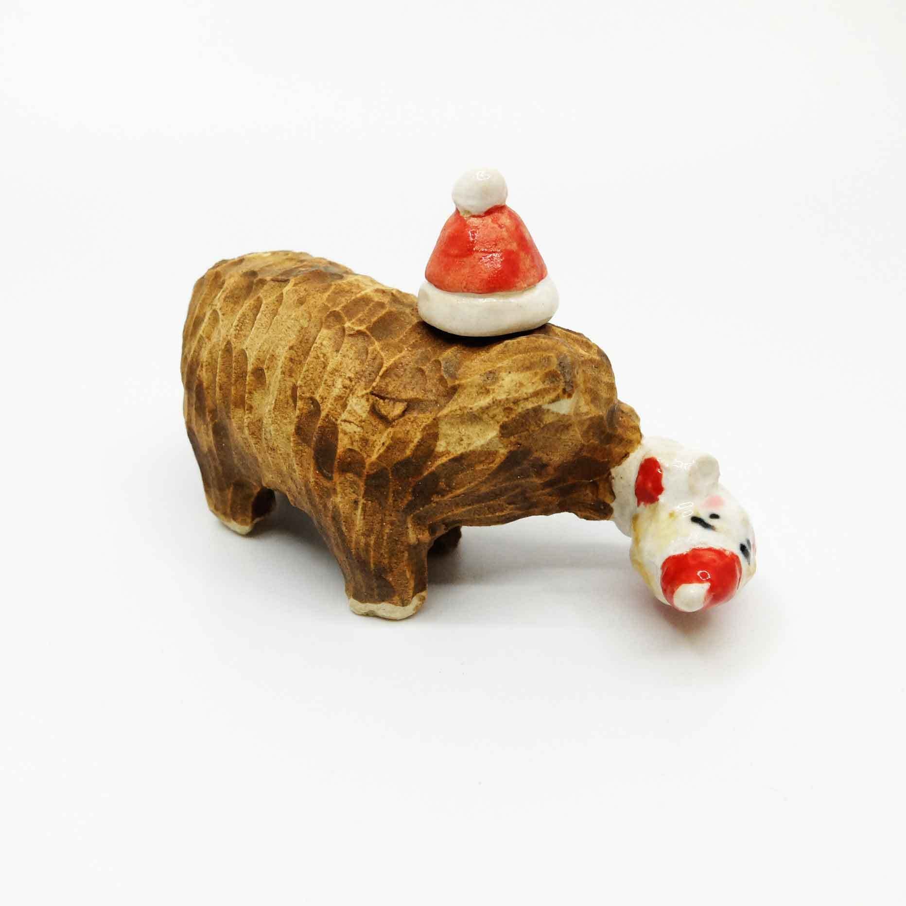 木彫り熊(クリスマス)の置き物 / すずきたまみ / 陶芸作品