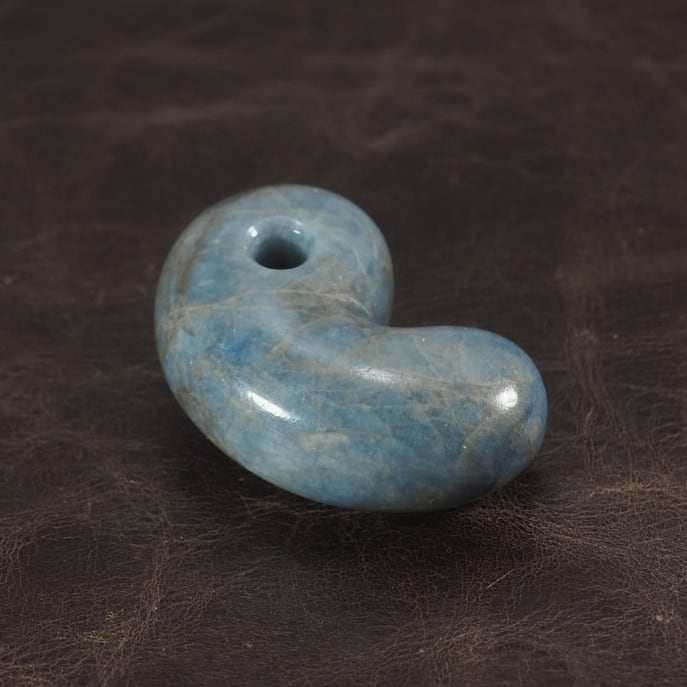 糸魚川翡翠 コン沢 青翡翠 大きめの勾玉 28.1g Itoigawa Blue Jadeite