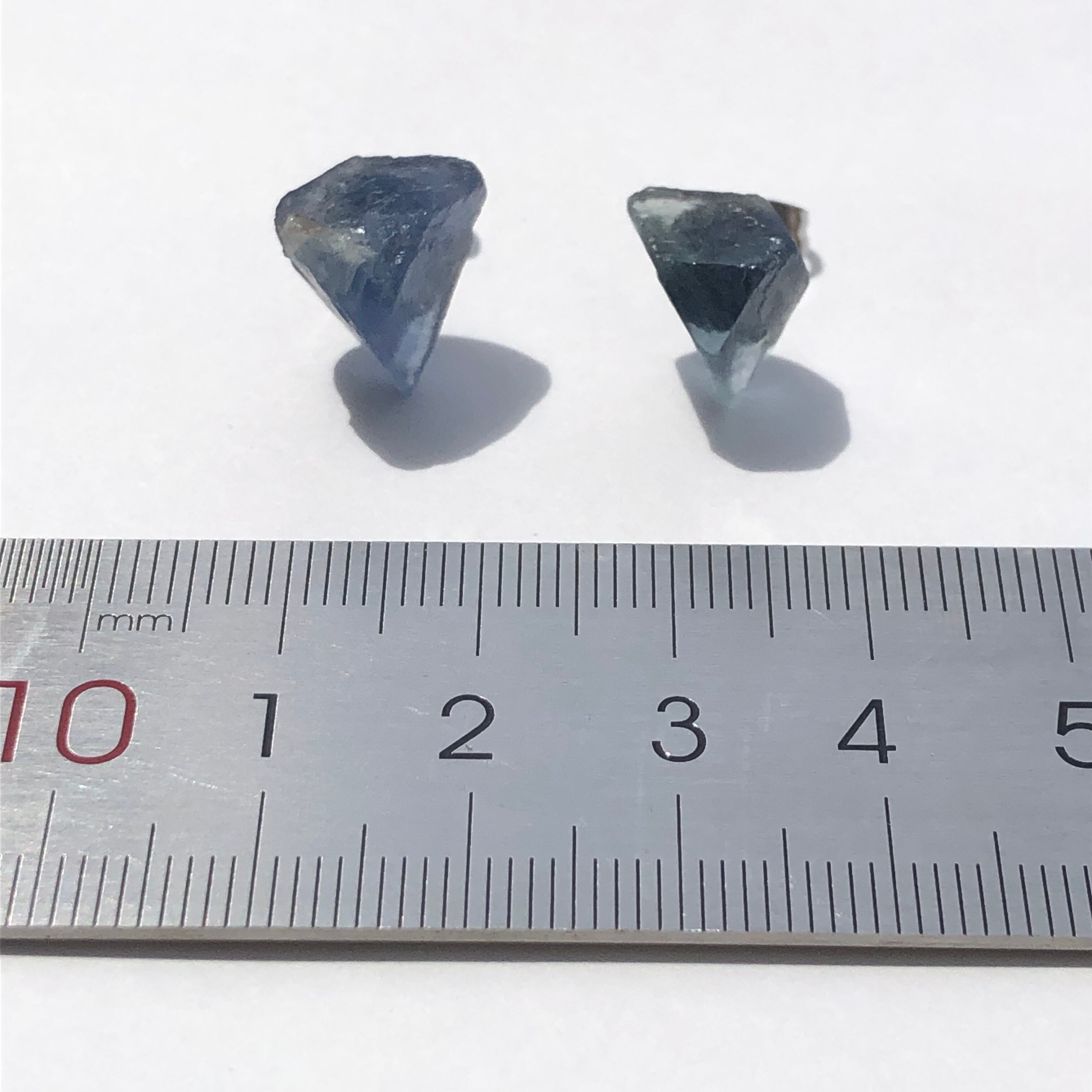 フローライト 鉱物ピアス 一点もの 原石 天然石 金属アレルギー対応