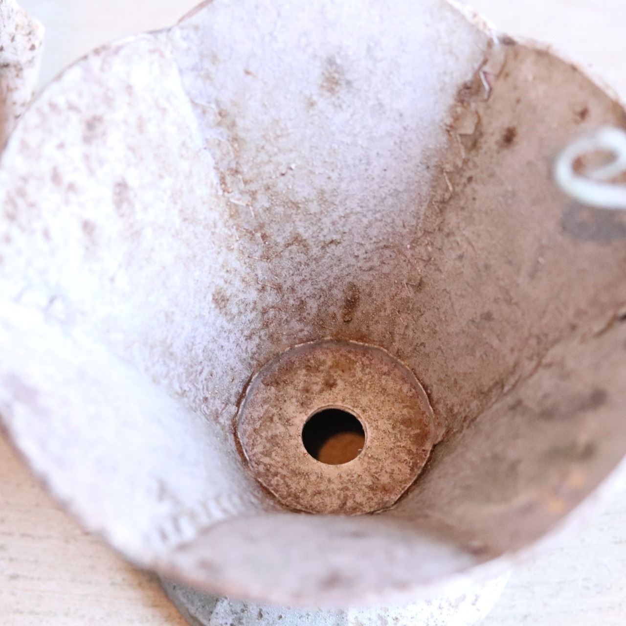 mondimanche 植木鉢　アンティクカップMW  UF614｜シャビーシック　１ポットを植えてカワイイ　脚付き　飾りやすいサイズ感