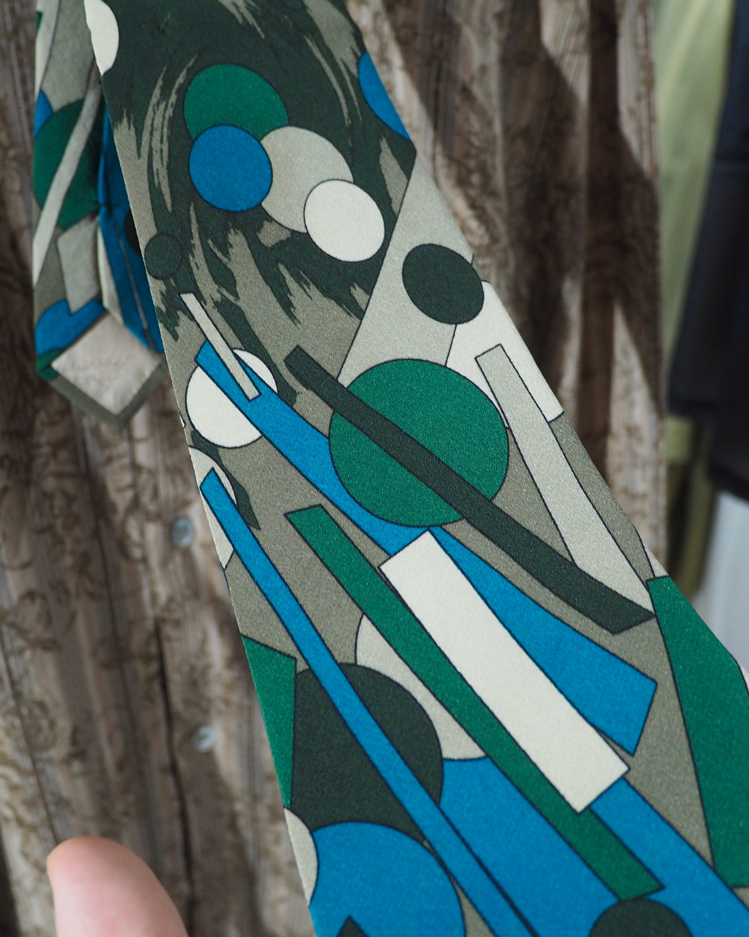 ” Zero gravity ” Geometric Art pattern vintage silk Tie
