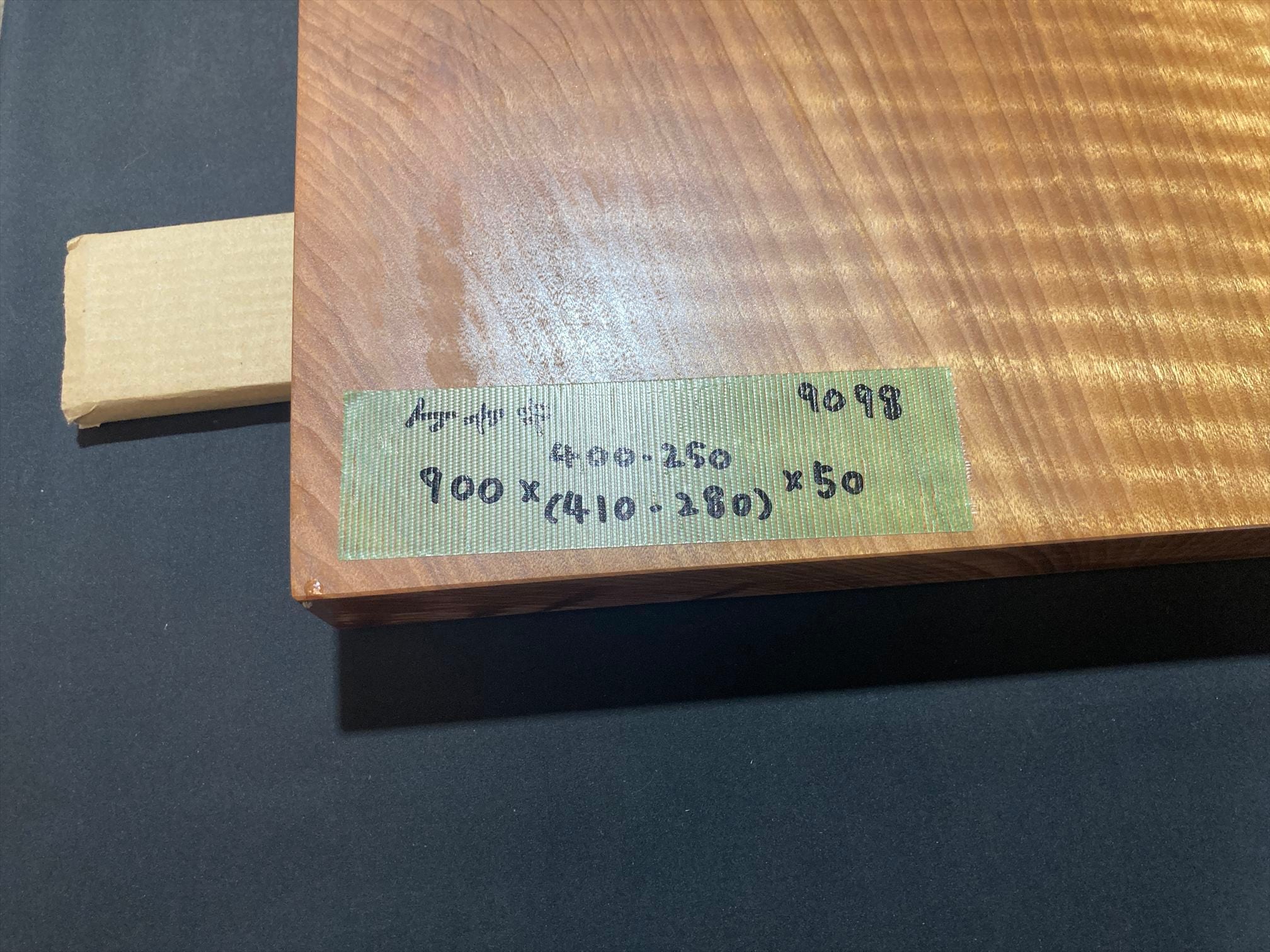 ケヤキ9098 欅 一枚板無垢 乾燥材 片耳 900x400-250x50mm センター