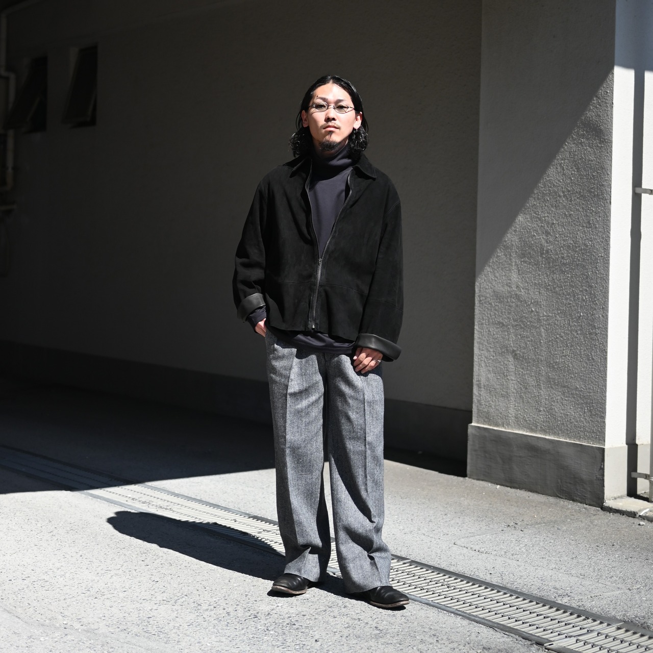 INTERIM / INDIA WOOL CLASSIC HERRINGBONE WITH LEATHER PIPING 2-TUCK STRAIGHT SLACKS