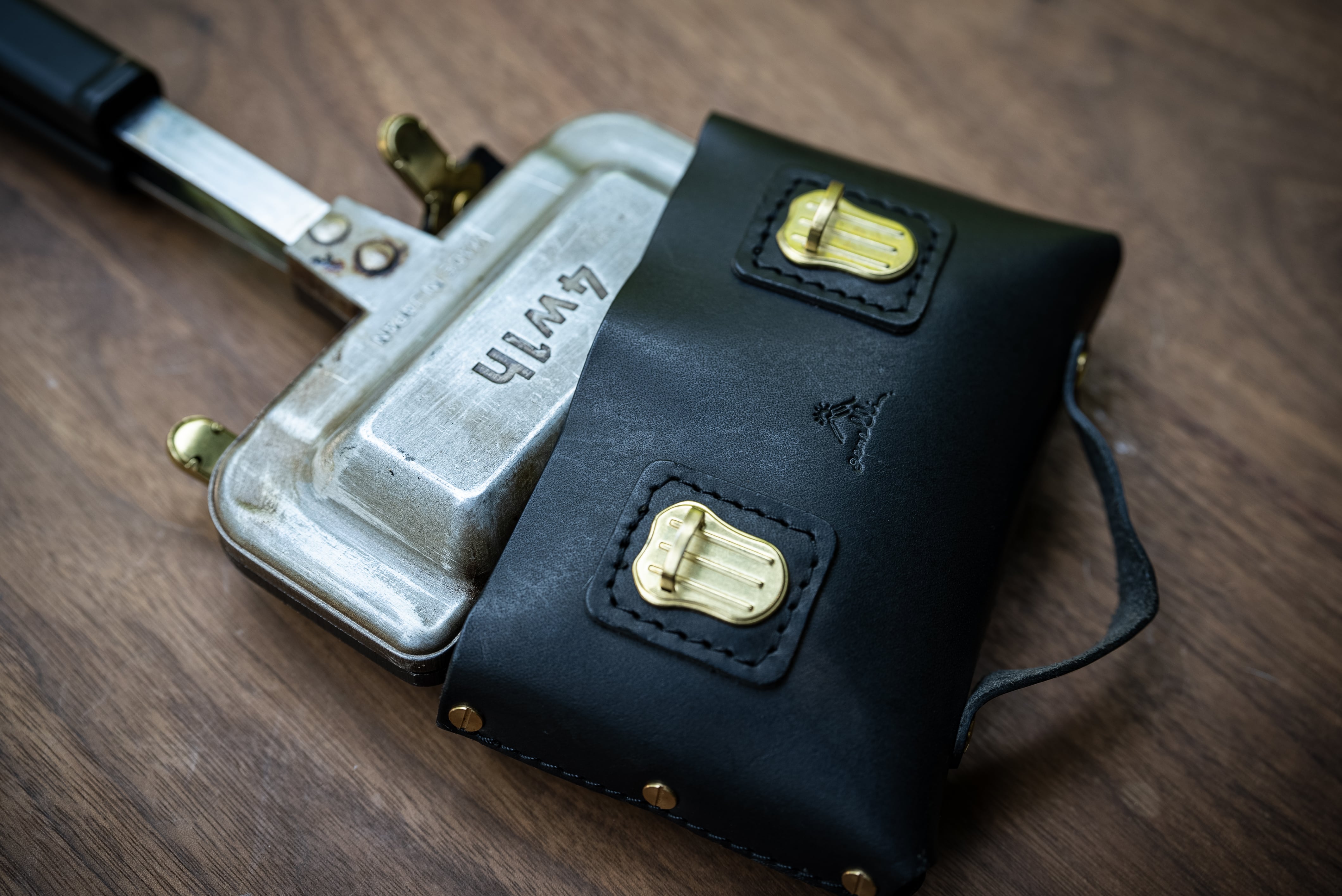 4w1hホットサンドソロ 専用レザーケース ブラック | gemelli（ジェメリ）