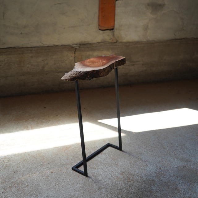 一枚板のミニサイドテーブル No.1 樹種：けやき