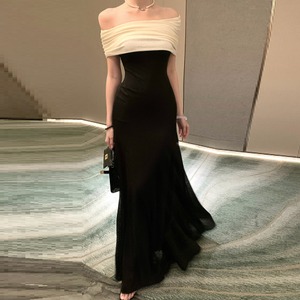 【送料無料】 ロングドレス マキシ Aライン フレア プルオーバー ラウンドネック 異素材ドッキング エレガント 可愛い 大人可愛い きれいめ シンプル カジュアル シック コンサバ 華やか 大人 上品 おしゃれ お洒落 主役級 こなれ感 高見え 高級感 フェミニン 無地 秋 冬 30代 40代 レディース 女性用 ママ お呼ばれ 結婚式 二次会 パーティ 演奏会 ファッション 美脚 脚長 定番 垢抜け 存在感 バイカラー