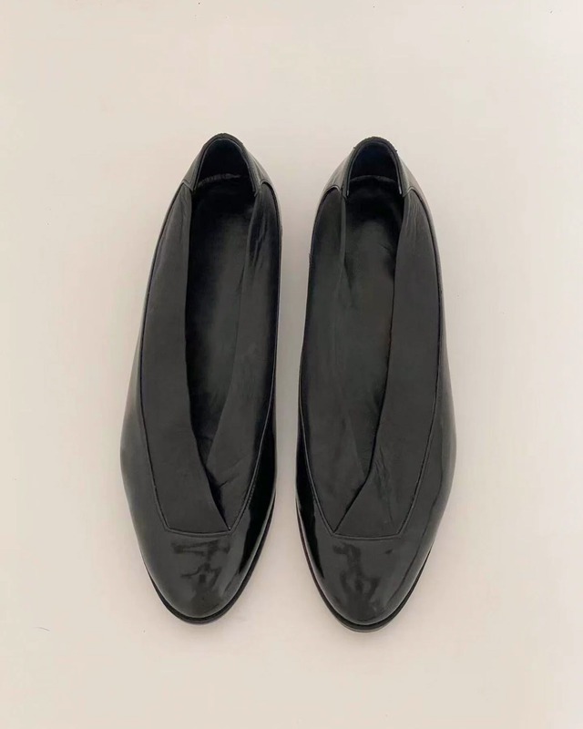 レザーVカットフラットシューズ R0471