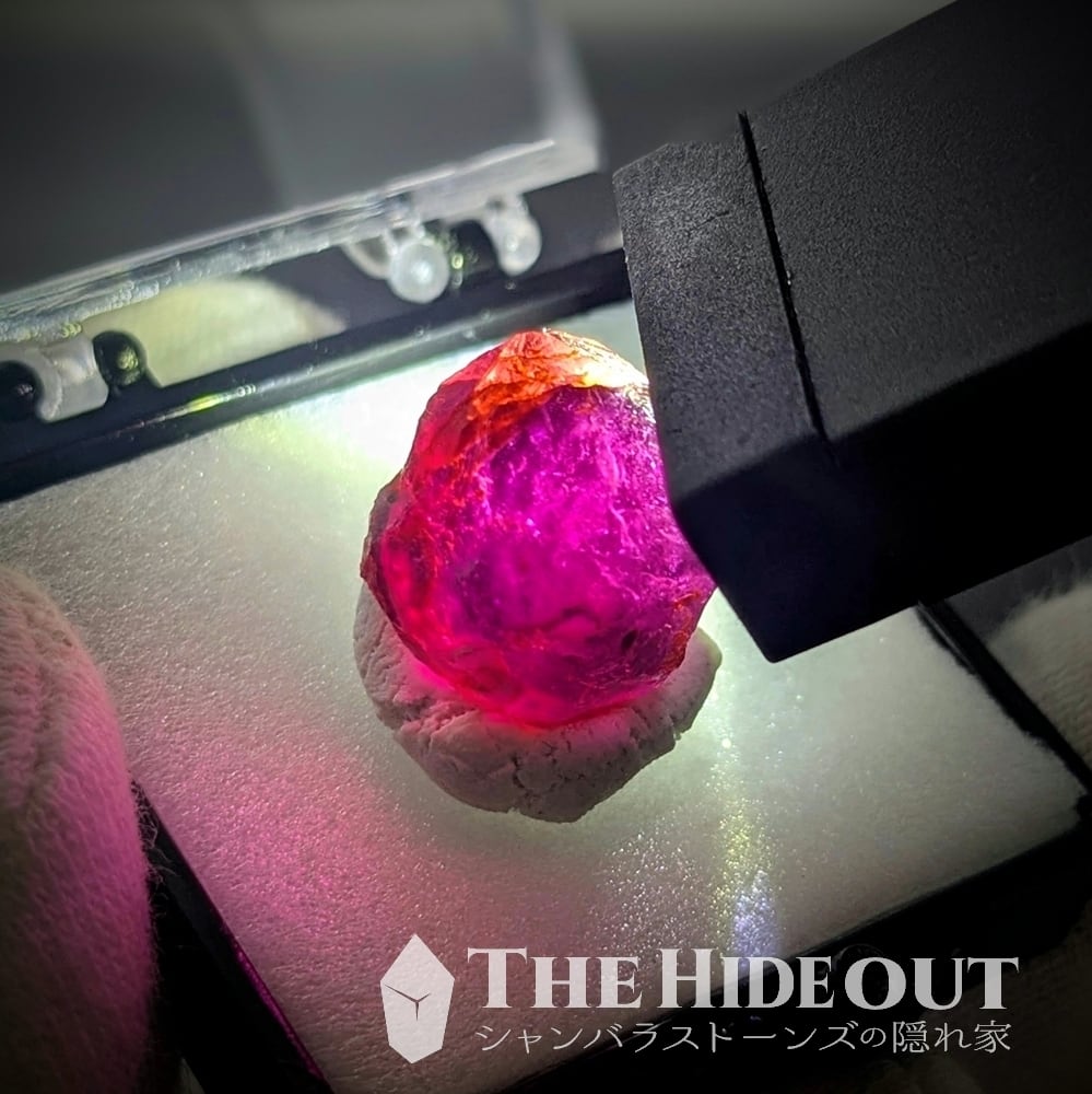 ヒマラヤ産鉱物原石標本032 サンクワサバ地区/ジャウジャラ鉱山産アルマンディンガーネット ピンクみが強い?ライトで透かすとスゴい