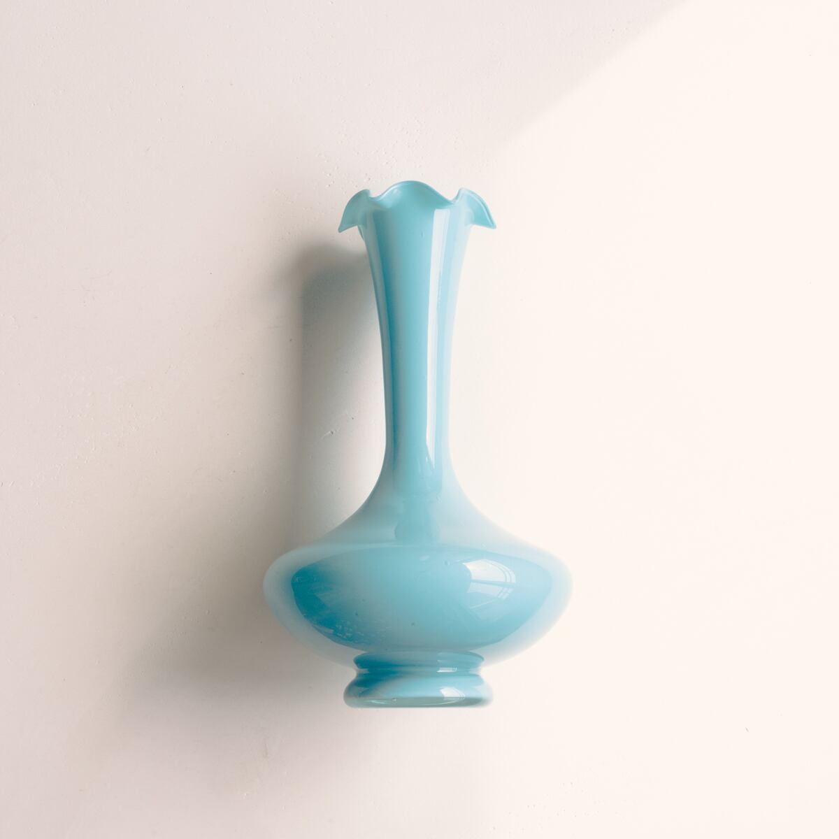 Milky Frill Vase