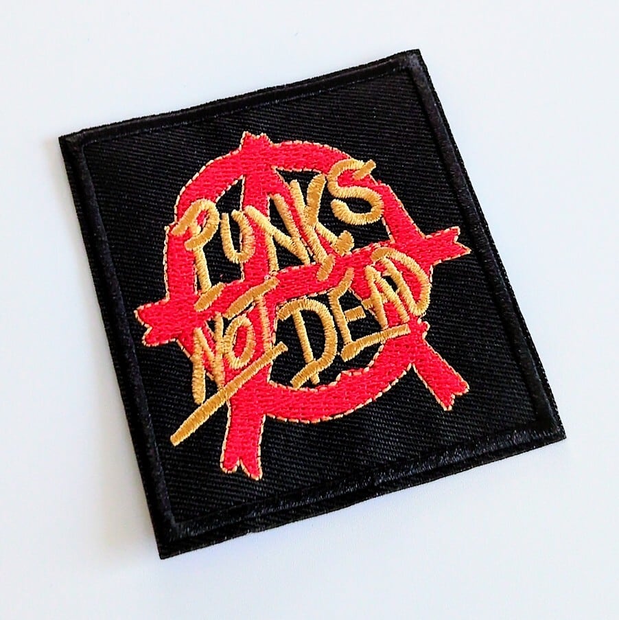 送料無料！ ☆刺繍アイロンワッペン☆【 Punks Not Dead ( パンクス