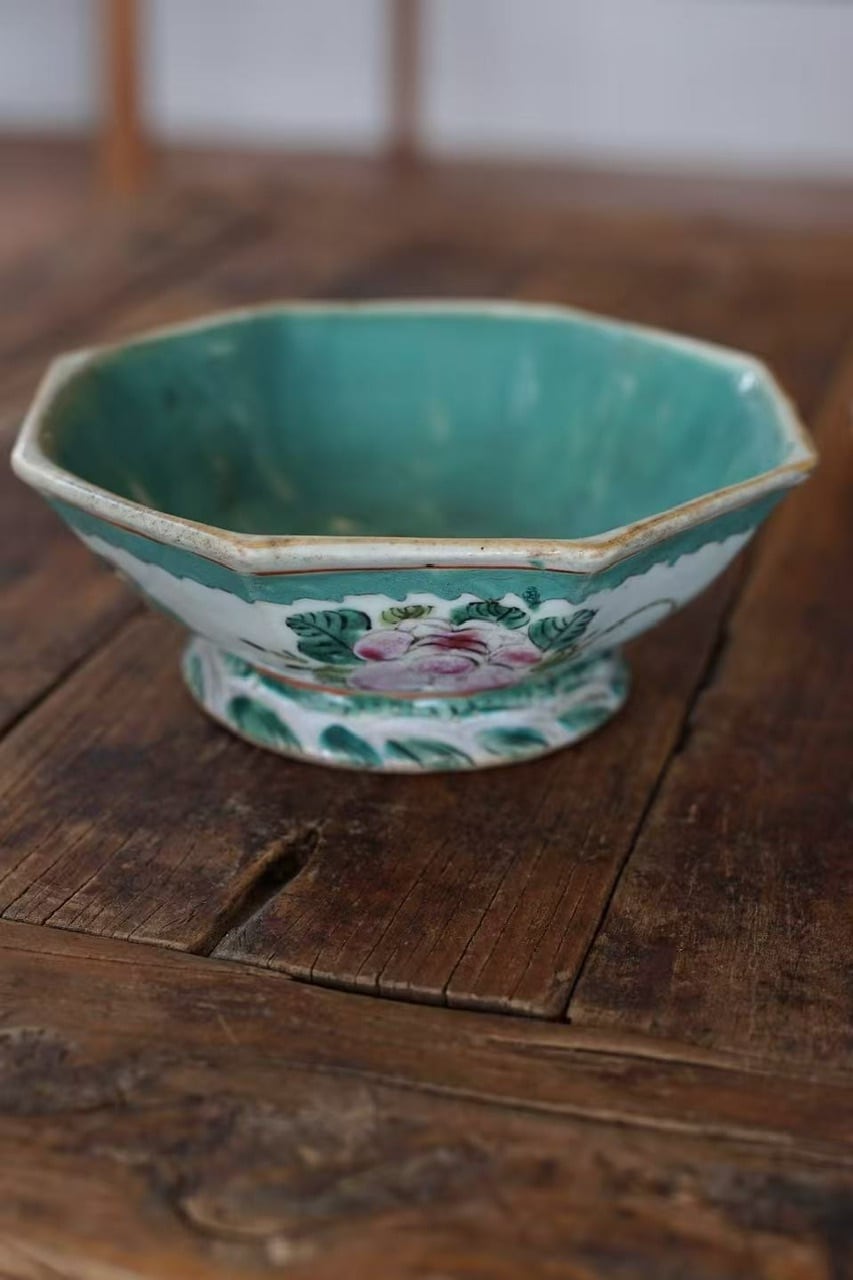 中国清朝の皿、粉彩塗 緑 中国古董粉彩“百宝图”盘| 清朝19世纪– Diddenantiques