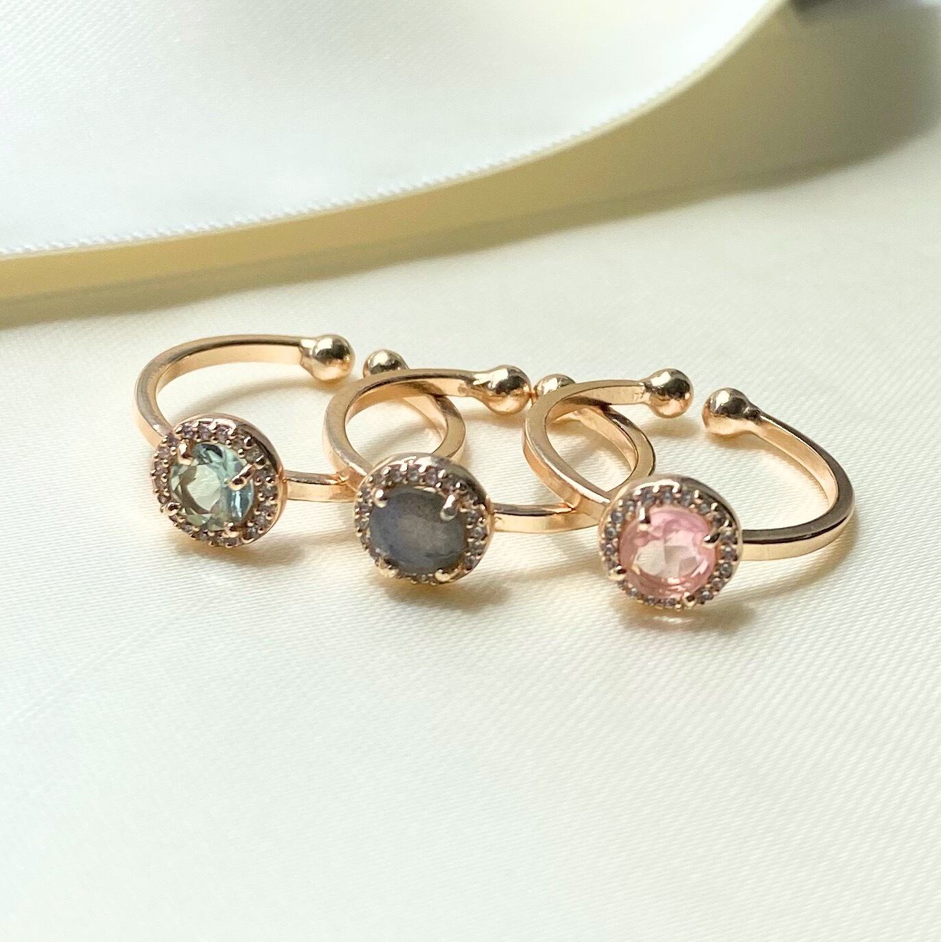 Atelier Mon(アトリエモン)3連リング〈ローズダブレット、グリーントルマリン、ラブラドライト〉