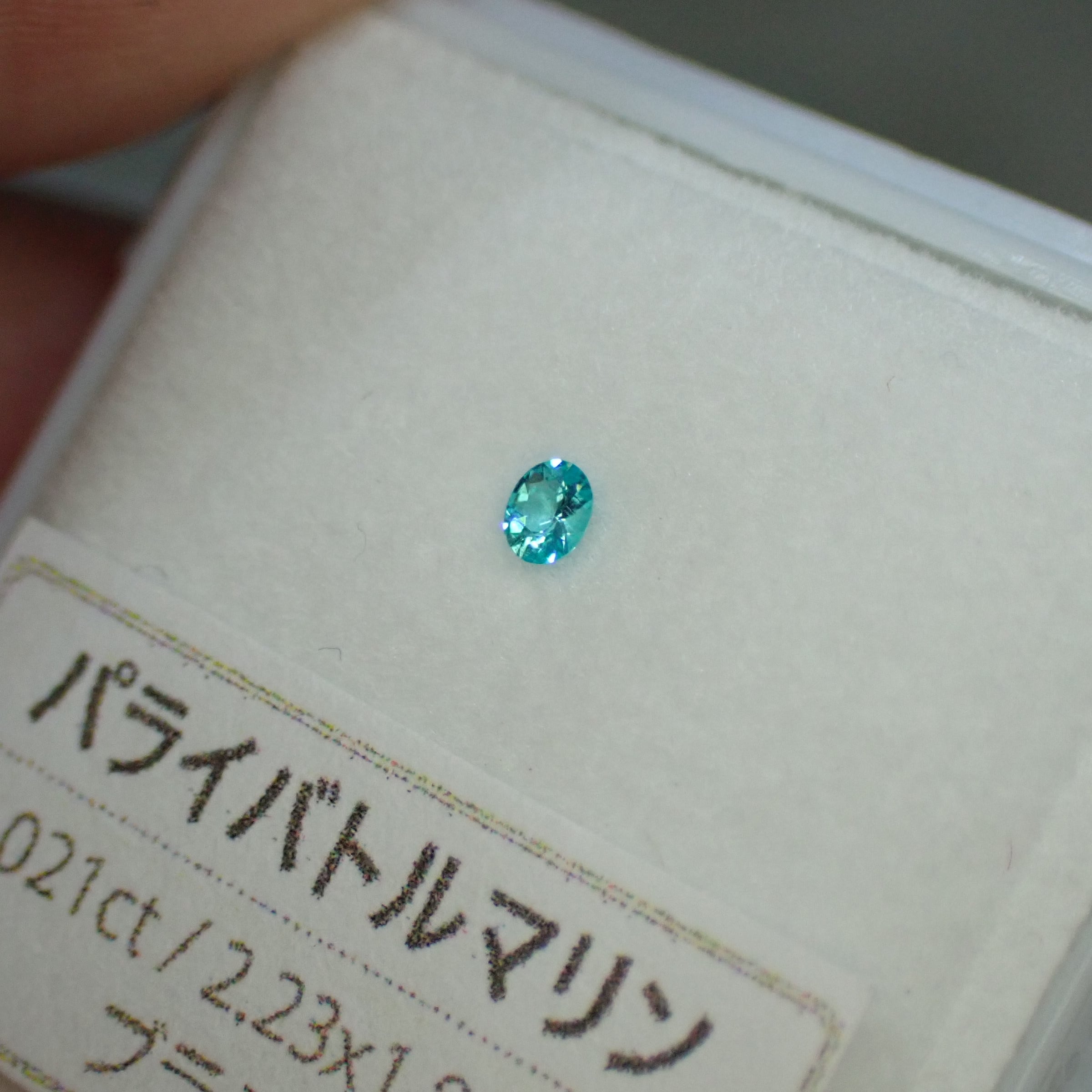 ネオングリニッシュブルー⭐︎丸みを帯びたオーバルカット