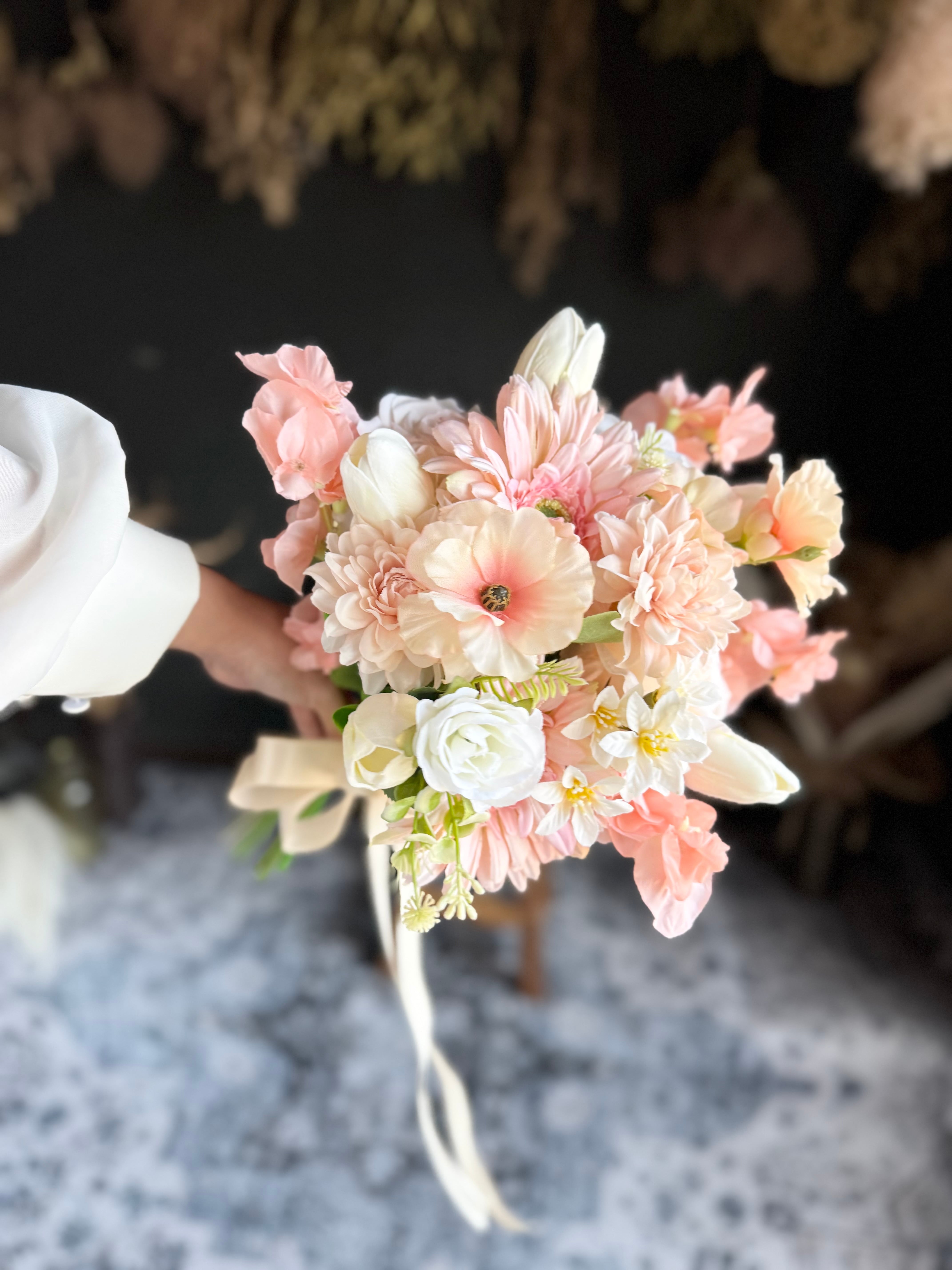 サーモンピンク×ホワイトクラッチブーケ☆ブートニア | houkiboshi