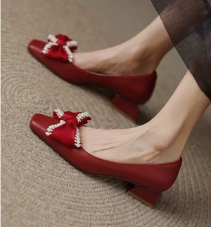 パンプス パーティーシューズ 4cmヒール 太ヒール スクエアトゥ リボン かわいい 大人可愛い きれいめ シンプル カジュアル 大人 上品 おしゃれ お洒落 かっこいい エレガント ラブリー キュート ガーリー 大人っぽい 女っぽ 個性的 主役級 存在感 無地 パールビーズ 秋 冬 20代 30代 レディース 女性用 レストラン ファッション コーデ スタイル モテ サイズ 22.0㎝ 22.5cm 23.0cm 23.5cm 24.0㎝ 24.5cm 色展開 白 ホワイト 黒 ブラック 赤 レッド