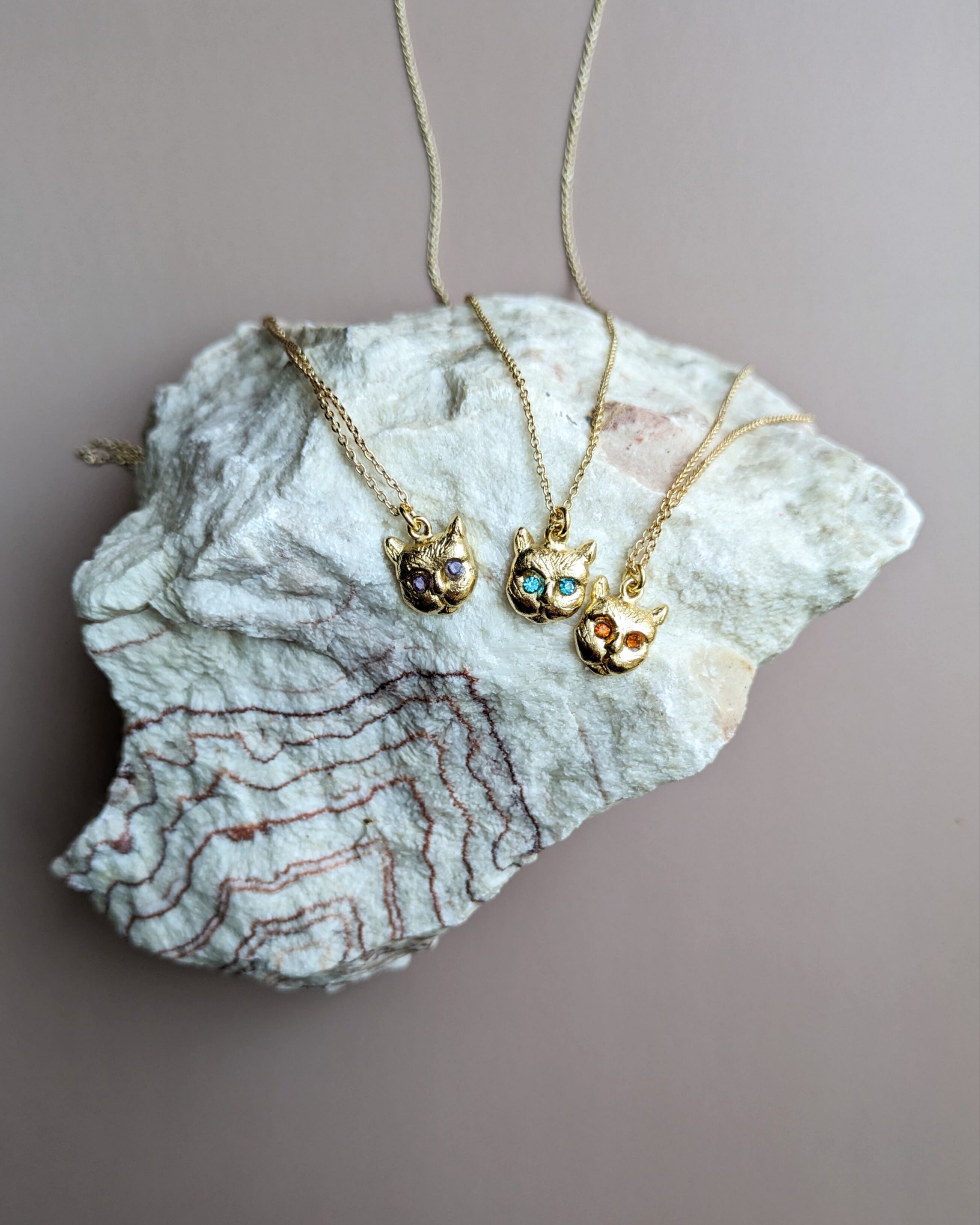 【labyrinthvintage】 Cat stone necklace