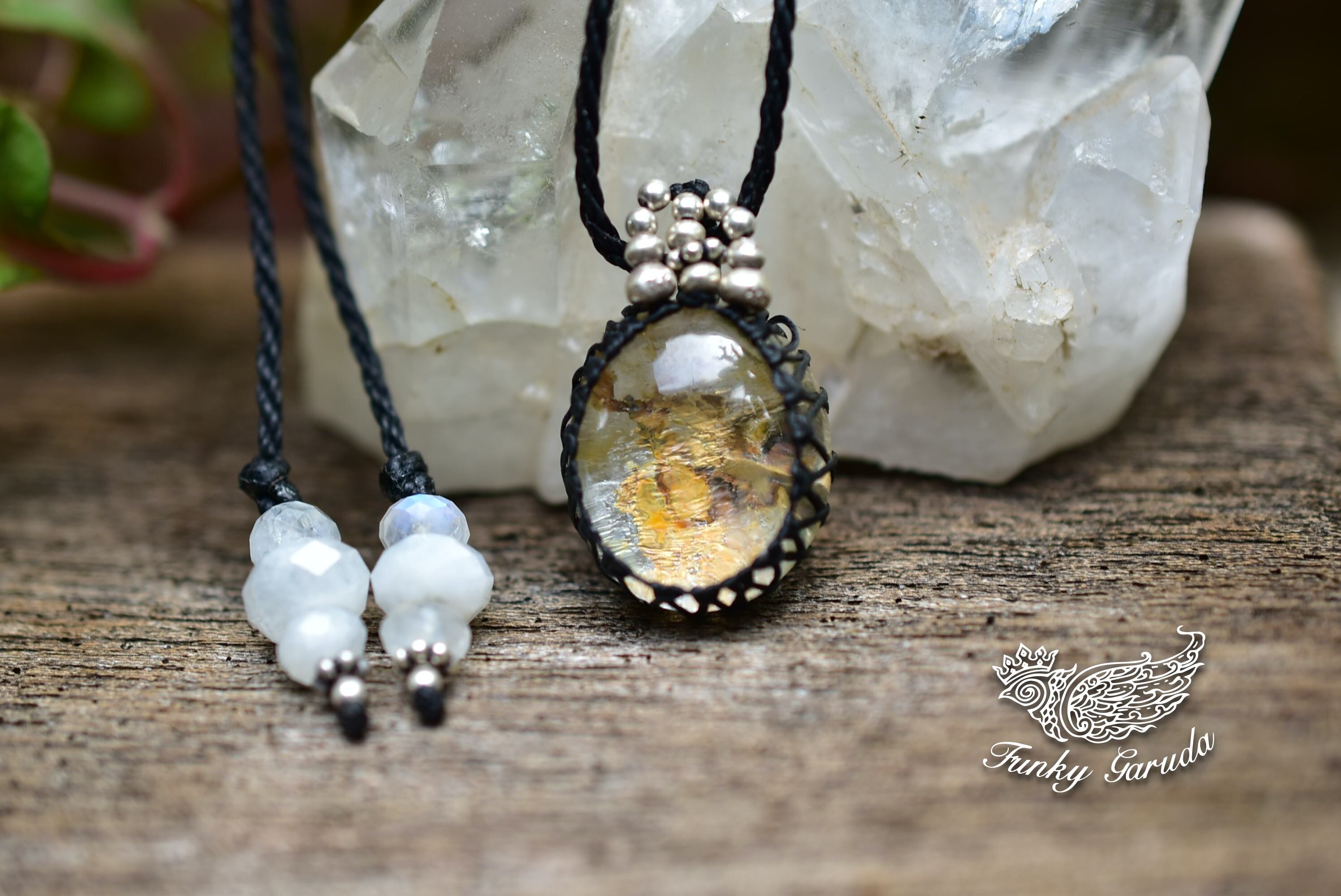 ほんのり虹入り★シラークォーツ インクォーツ マクラメペンダントqu002