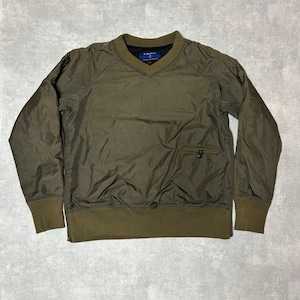 R. NEWBOLD Vネック ナイロンプルオーバーシャツ オリーブ