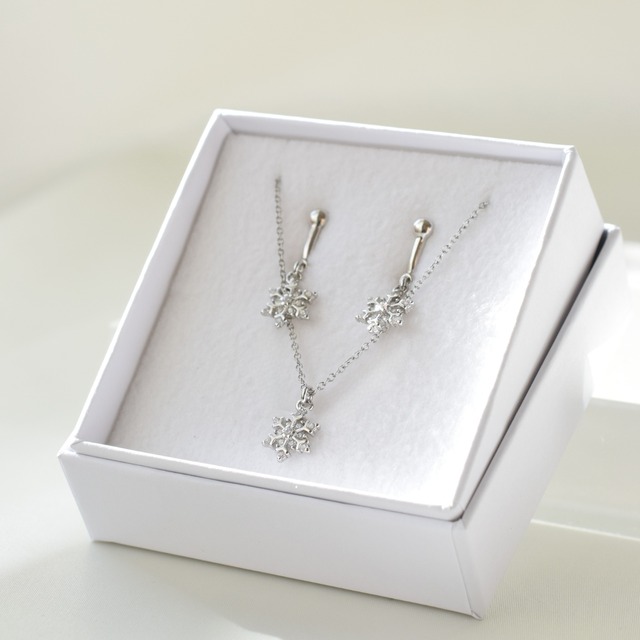 -set- snow シルバー 新型ソフトタッチイヤリング ネックレス セット 雪の結晶 痛くない 福耳 日本製 金属アレルギー対応 落ちない シンプル 大人 揺れる 送料無料