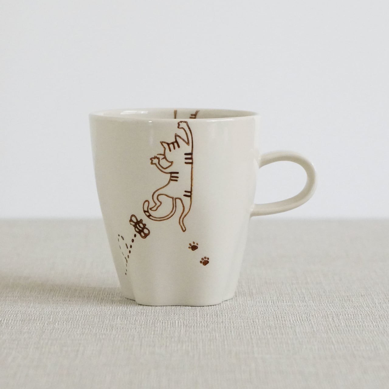 ぶらさがり猫 肉球マグカップ（クロ・ミケ・トラ） | 菊祥陶器／工房祥