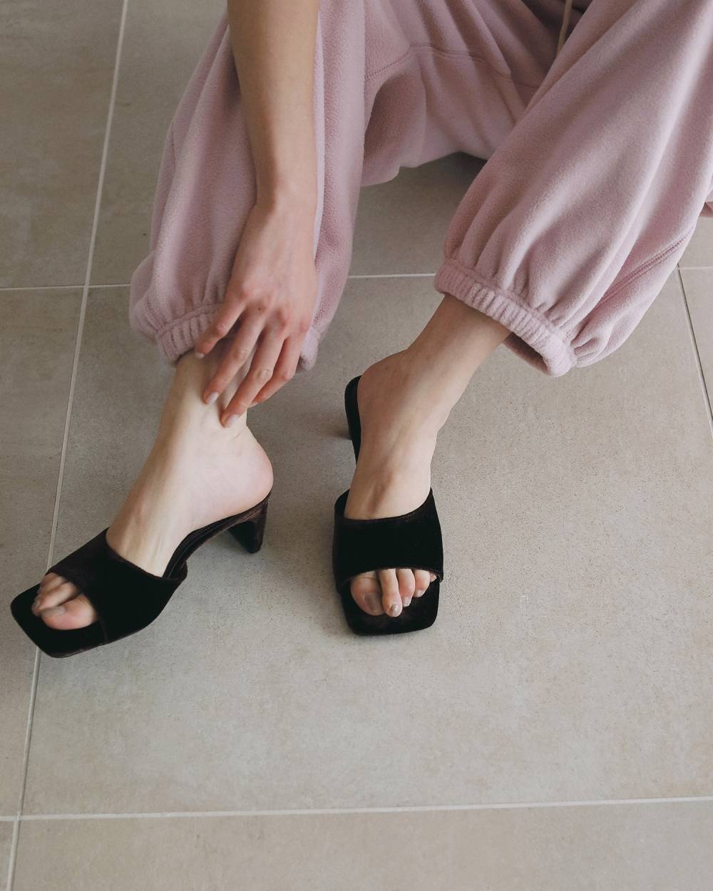 anuke(アンヌーク) Squaretoe Velour Mule | サウスオレンジ｜メンズ