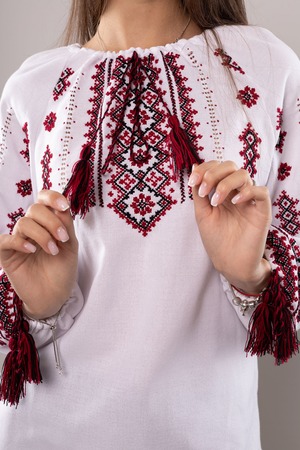 ウクライナ刺繍ヴィシヴァンカ・クラシック　ドニプロ　手刺繍　麻　レディース・フリーサイズ