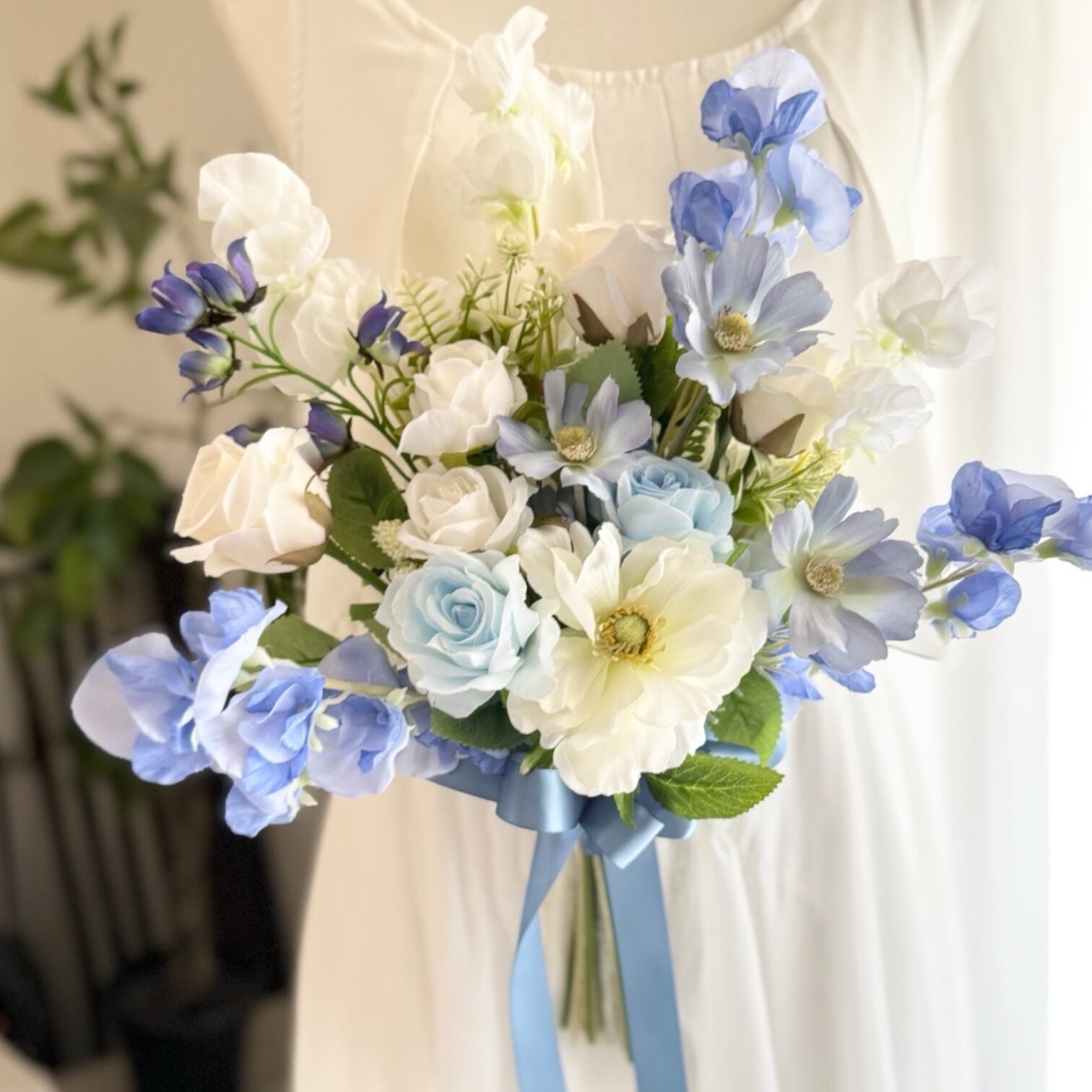 ブルーコスモス×白クラッチブーケ☆ブートニア アーティフィシャル