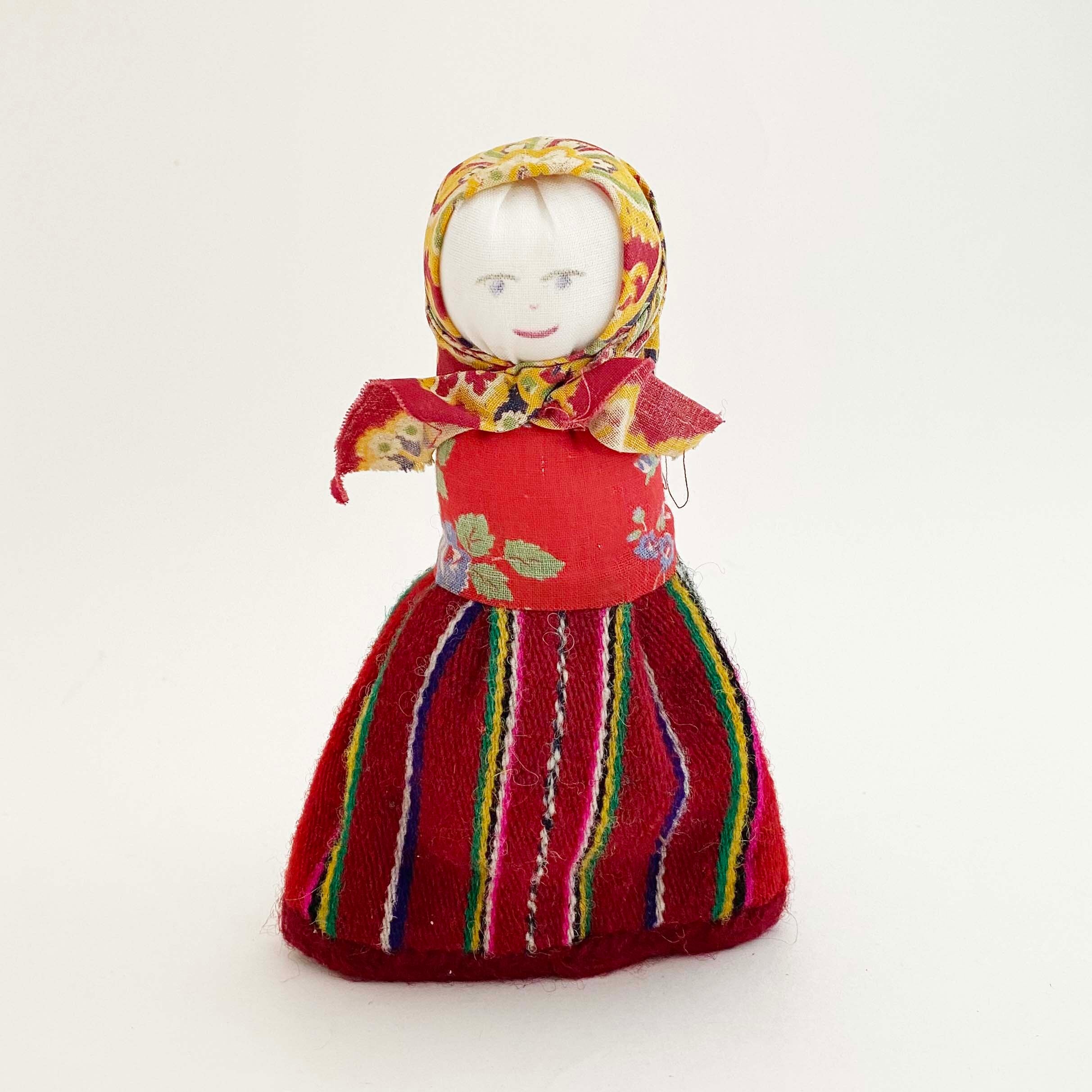 エストニア キフヌ島のクルト布人形（黄色ずきん）