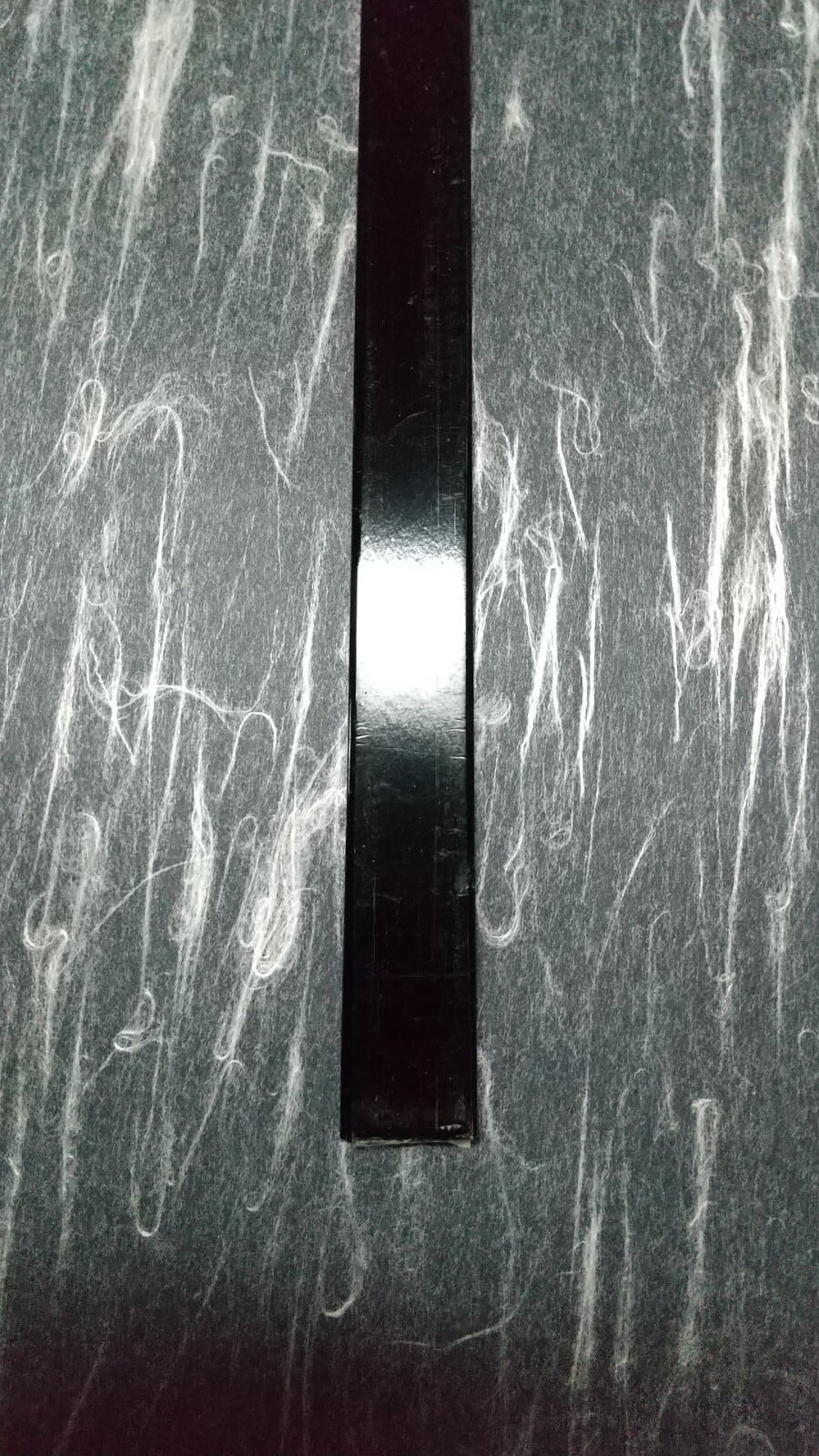 黒い金属の壺 波状の縁取り付き 黒い金属の壺 波状の縁取り付き 黒い