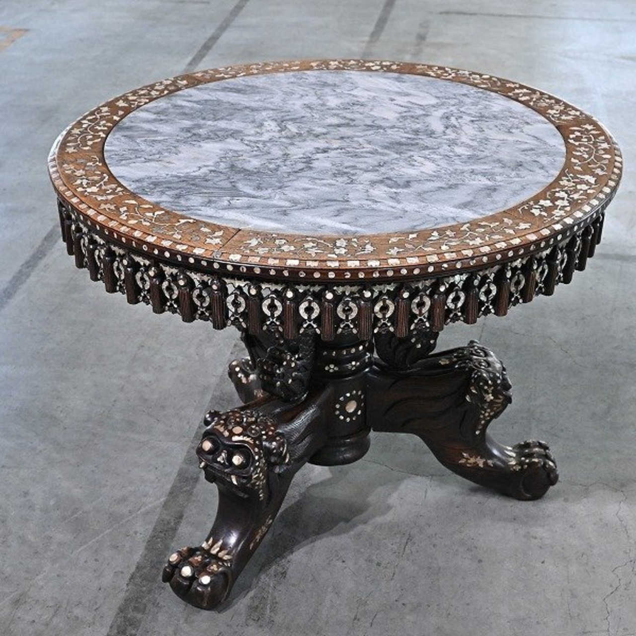 アジアンビンテージ 螺鈿テーブル パドック材 大理石 貝殻 獣脚 彫刻 獅子 ラウンド 丸 円卓 机 作業台 ディスプレイ 飾り棚 装飾 花