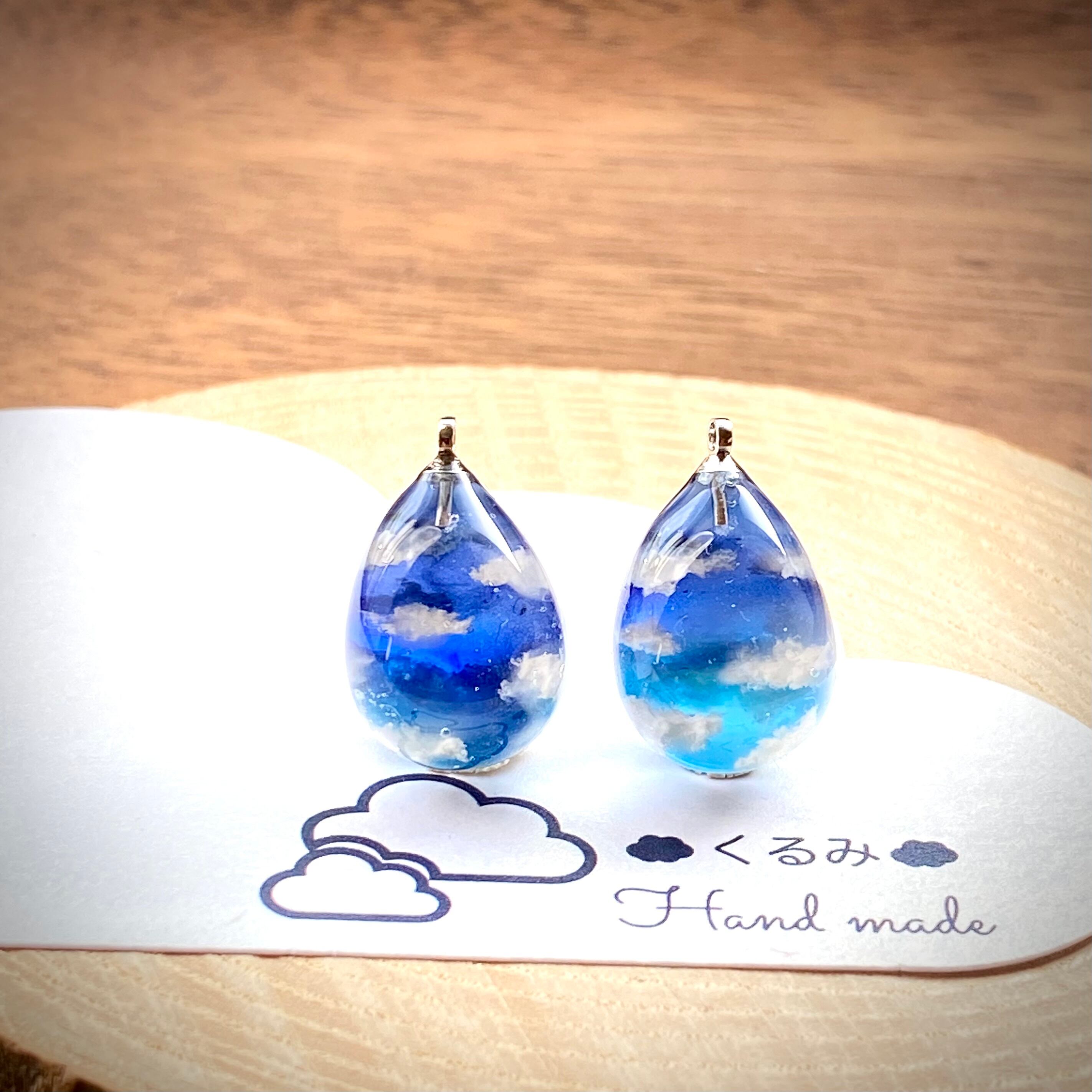 レジンピアス イヤリング 深青空 たまご型 15×12mm